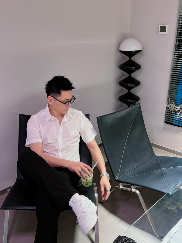 🇫🇷PRADA*2026帅气修身备款短袖衬衫，100%鲁泰丝滑面料，舒服透气，休闲衬衣，简约时尚，从容百