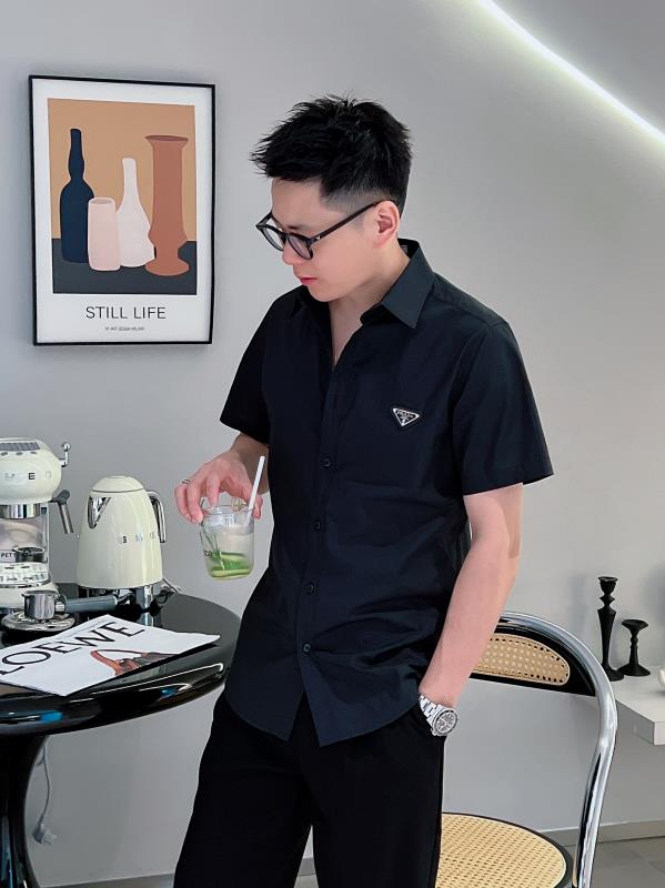 🇫🇷PRADA*2026帅气修身备款短袖衬衫，100%鲁泰丝滑面料，舒服透气，休闲衬衣，简约时尚，从容百