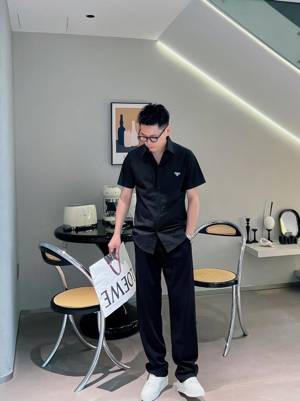 NO:137705,PRADA*2025 handsome slim fit short-sleeved shirt, Lutai silky fabric, comfortable and breathable, casual shirt, simple and fashionable, calm and versatile, handsome and elegant. Pure imported customized fabrics, not easy to wrinkle, luxurious as new, delicate and exquisite workmanship, impeccable, superb effect on the upper body, one of the essential models for the wardrobe, size M-XXXL,,prada,shirts,T-shirt,alexander wang19860909PRADA*2025帅气修身备款短袖衬衫,鲁泰丝滑面料,舒服透气,休闲衬衣,简约时尚,从容百搭,帅气优雅 纯进口订制面料 不易起皱 奢华如新 做工细致精湛 无可挑剔 上身效果超级赞 衣橱必备款之一 尺码M-XXXL,,prada,shirts,T-shirt,alexander wang,Men's clothing