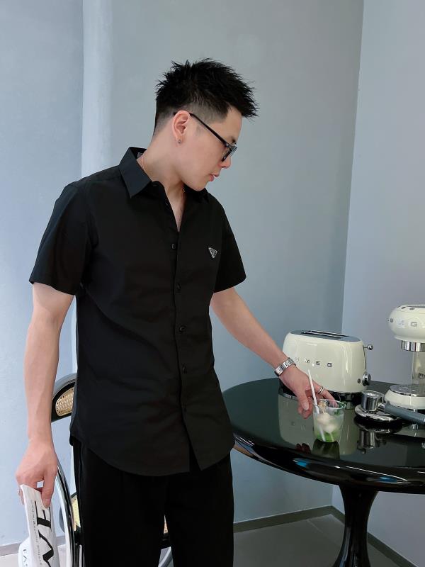 🇫🇷PRADA*2026帅气修身备款短袖衬衫，100%鲁泰丝滑面料，舒服透气，休闲衬衣，简约时尚，从容百