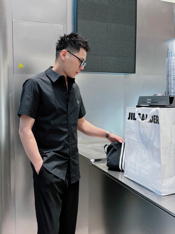 🇫🇷PRADA*2026帅气修身备款短袖衬衫，100%鲁泰丝滑面料，舒服透气，休闲衬衣，简约时尚，从容百
