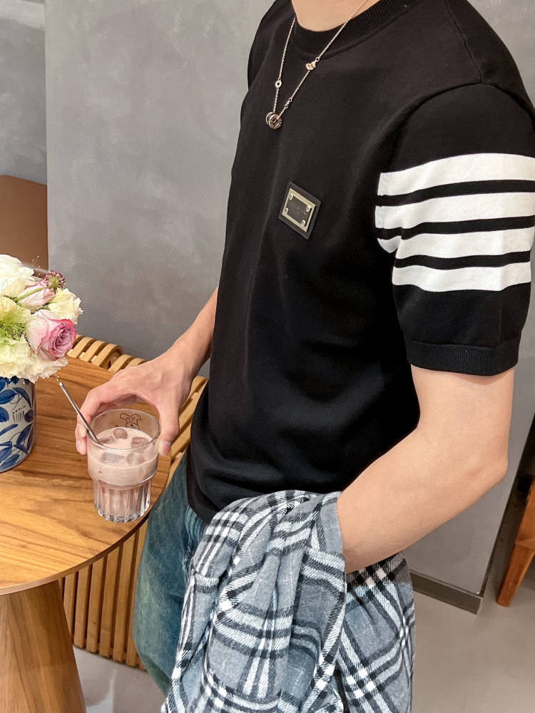 杜嘉班纳2026🇫🇷顶级打底神器 进口私货，高端天丝毛衫 纯色简约专柜款 时尚不失奢华 品质毋庸置疑 上