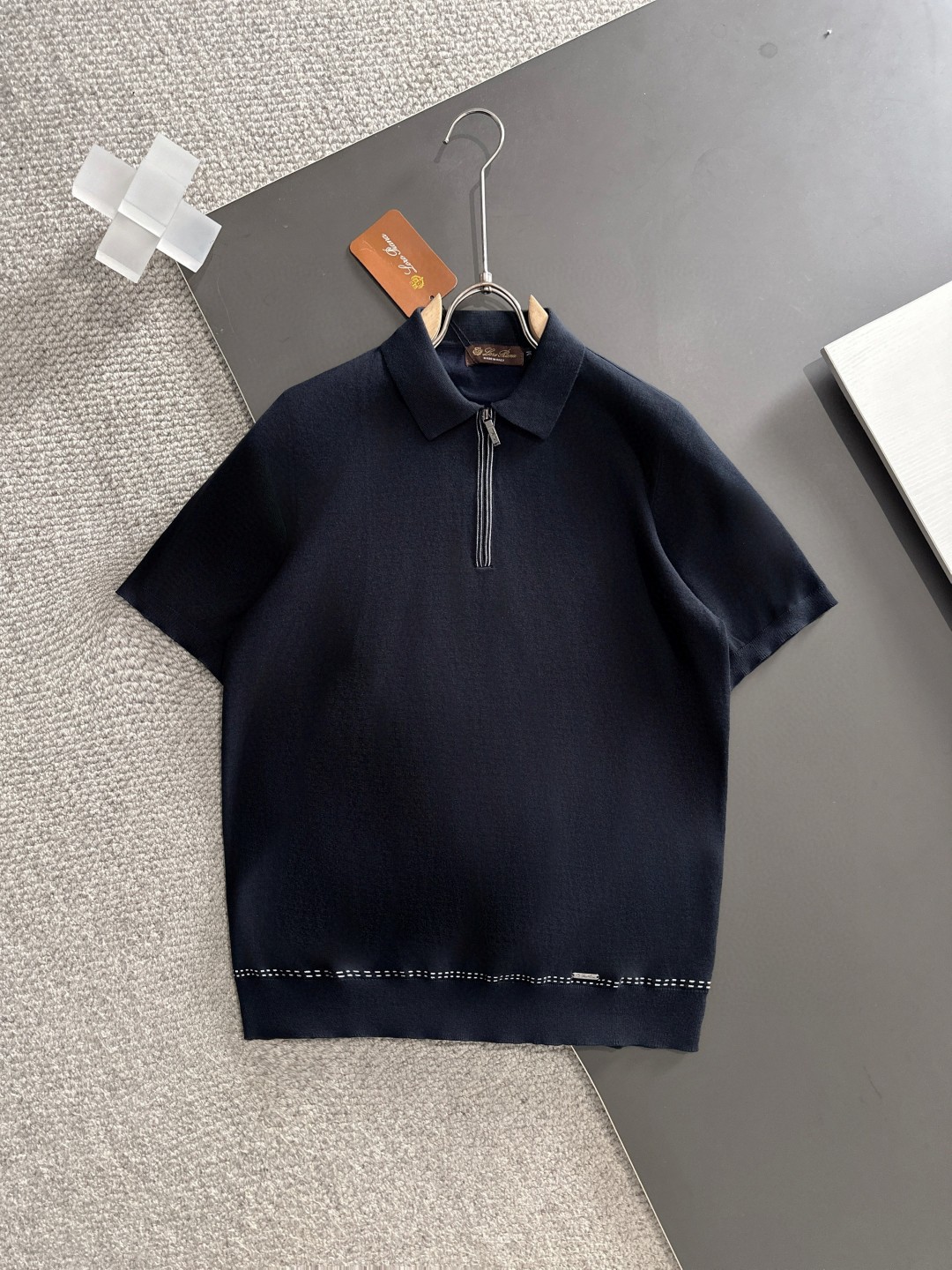 NO:413746,LP 2025 high-end Tensi POLO short-sleeved sweater solid color simple counter style, fashionable and luxurious, unquestionable quality, excellent upper body effect, same style on the luxury official website, style counter size M-3XL, maximum wear 200 catties, black, navy blue,,loro piano, T-shirt,alexander wang19860909LP 2025高端天丝POLO短袖毛衫 纯色简约专柜款 时尚不失奢华 品质毋庸置疑 上身效果超赞,奢华官网同款 款式专柜尺码M-3XL 最大穿200斤 黑色 藏蓝色,,loro piana,T-shirt,alexander wang,Men's clothing