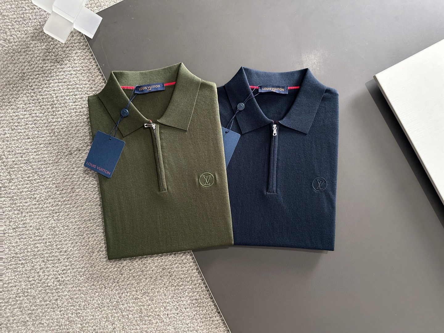 NO:413741,LV Top POLO Imported private goods, high-end Tennis POLO short-sleeved sweater Solid color simple counter style Fashionable and luxurious, unquestionable quality, excellent upper body effect, same style on the luxury official website Style counter size M-3XL Maximum wear 200 catties Black Navy blue,,louis vuitton,T-shirt,alexander wang19860909LV 顶级POLO 进口私货,高端天丝POLO短袖毛衫 纯色简约专柜款 时尚不失奢华 品质毋庸置疑 上身效果超赞,奢华官网同款 款式专柜尺码M-3XL 最大穿200斤 黑色 藏蓝色,,louis vuitton,T-shirt,alexander wang,Men's clothing