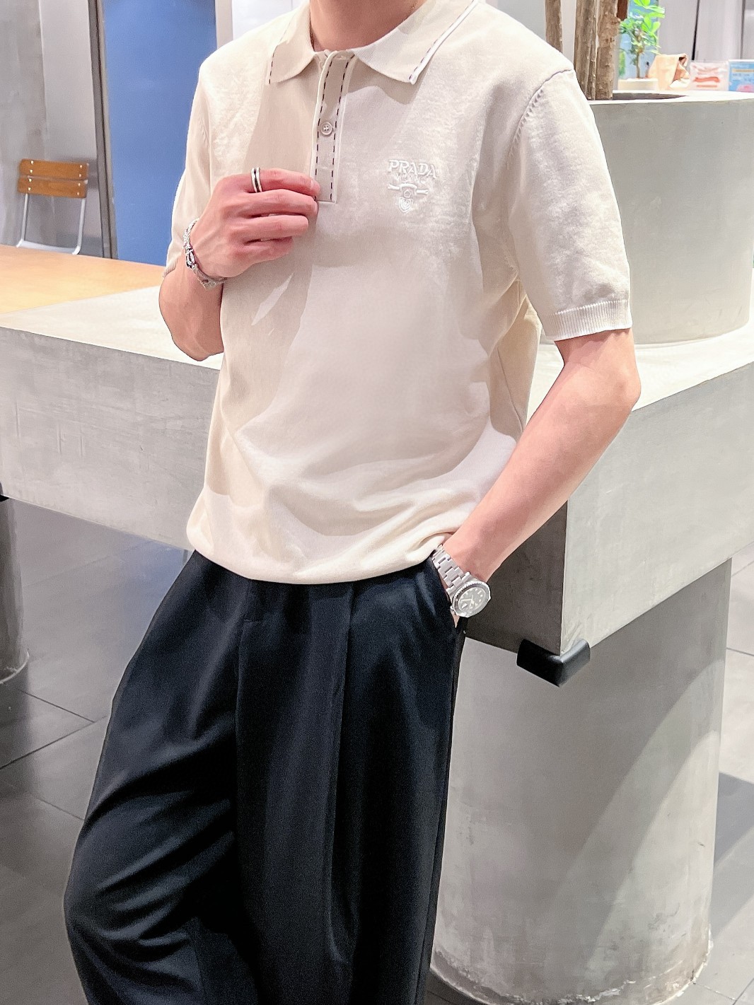 NO:432432,【PRAD knitted short sleeves are coming!  Super soft yarn skin-friendly and comfortable】New spring and summer short-sleeved knit sweater, released simultaneously on the official website, imported Italian blended wool, light and soft, the whole piece adopts 14 knitting method, and special color materials for men's clothing, shadow red, water mist gray, night stream blue. The upper body is skin-friendly and comfortable, breathable, low-key and luxurious. Color black khaki, code M-3XL (bust 50-58 size),,prada,T-shirt,alexander wang19860909【PRAD款针织短袖来袭了哦！超柔纱线亲肤舒适】春夏新品短袖针织衫,官网同步发售,意大利进口混纺羊毛,轻薄柔软,全件采用14针织法,选用男装特别色料,暗影红,水雾灰,夜涧蓝.上身亲肤舒适透气,低调奢华. 颜色黑色 卡其色 码数M-3XL（胸围50-58尺寸）,,prada,T-shirt,alexander wang,Men's clothing