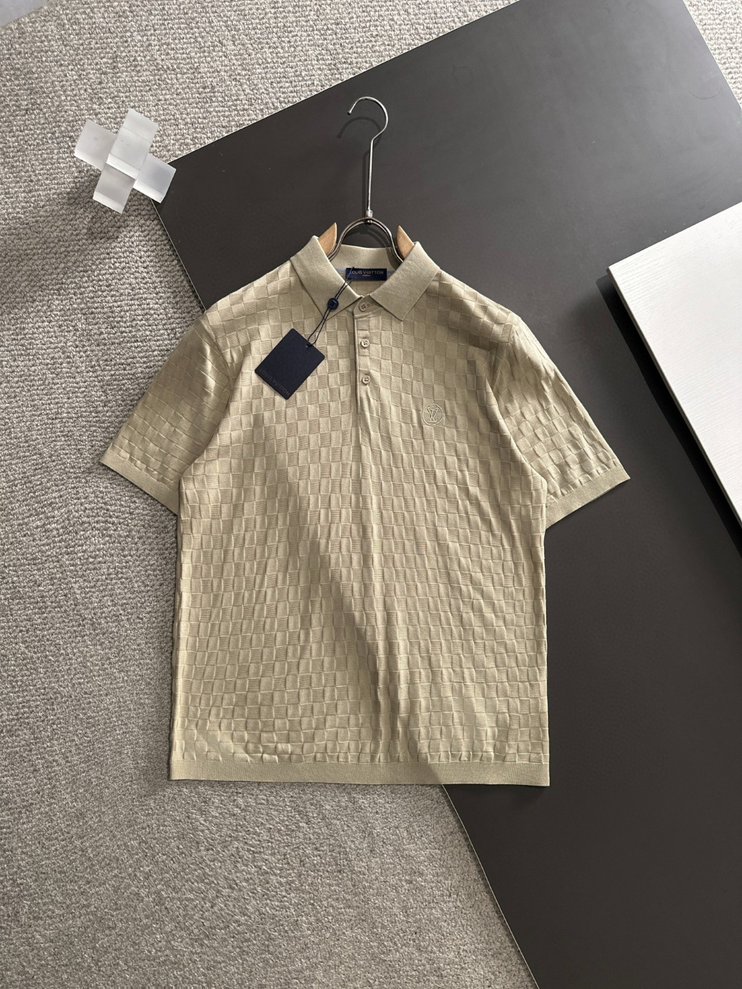 NO:452497,LV Lapel POLO Knitted Short Sleeve Material Mulberry Silk Cotton Suitable for seasons Spring Summer Autumn, Collar round neck Sleeve long and short sleeve Sleeve regular sleeves Sleeve regular sleeves Sleeve regular sleeves Sleeve regular fit style Other Thickness Size M-3XL Size Shoulder Wide Bust Length M 42100 65 L 43104 67 XL 44108 69 XXL 45112 71 XXXL 46 116 73,,louis vuitton,T-shirt,alexander wang19860909LV 翻领POLO 针织短袖 材质桑蚕丝 棉 适用季节春 夏 秋, 领型圆领 袖长短袖 袖型常规袖 衣长常规 版型合身 款式其他 厚度常规 尺码 M-3XL 尺码肩宽胸围衣长 M 42100 65 L 43104 67 XL 44108 69 XXL 45112 71 XXXL 46  116 73,,louis vuitton,T-shirt,alexander wang,Men's clothing