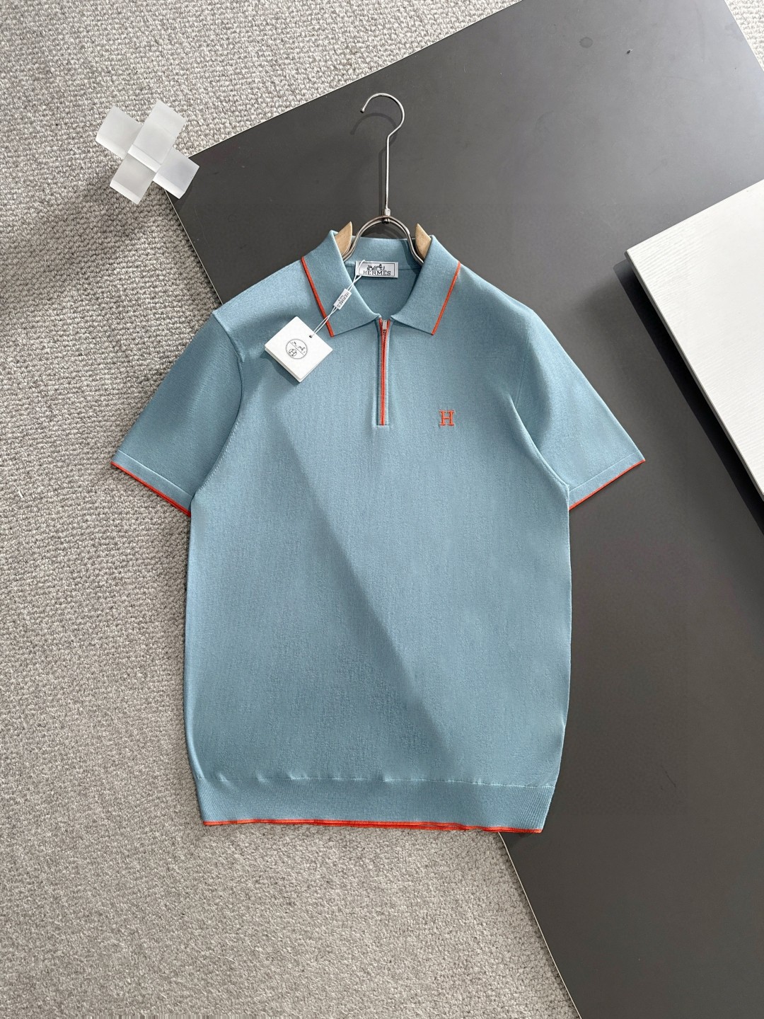 NO:498542,2025 Hermes HERMES high-end Tennis POLO short-sleeved sweater solid color simple counter style, fashionable and luxurious, unquestionable quality, excellent upper body effect, same style on the luxury official website, style counter size M-3XL maximum wear pound black sky blue,,hermes,hermes,T-shirt,alexander wang198609092025爱马仕 HERMES 高端天丝POLO短袖毛衫 纯色简约专柜款 时尚不失奢华 品质毋庸置疑 上身效果超赞,奢华官网同款 款式专柜尺码M-3XL 最大穿斤 黑色 天蓝色,,hermes,hermes,T-shirt,alexander wang,Men's clothing