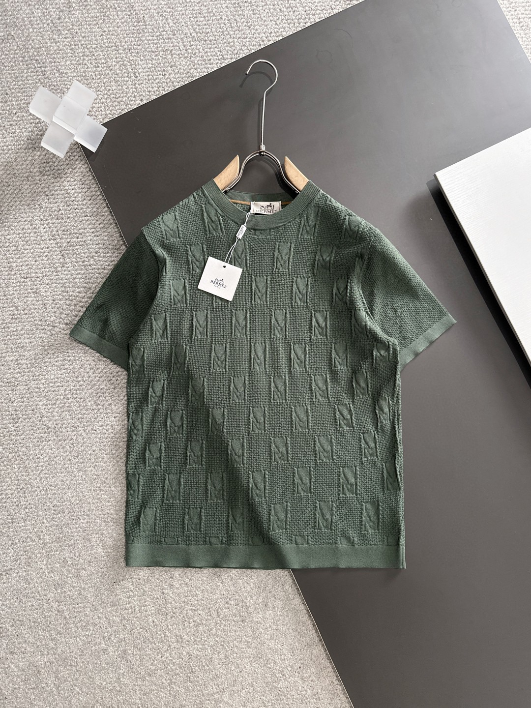 NO:743719,HERMES Hermès round neck knitted short sleeves Material mulberry silk cotton Applicable seasons spring, summer and autumn, collar type round neck Sleeve length short sleeves Regular sleeves Regular length Fitted style Other styles Regular thickness Size M-3XL Size shoulder width Bust length M 42100 65 L 43104 67 XL 44108 69 XXL 45112  71 XXXL 46 116 73,,hermes,hermes,T-shirt,19860909HERMES爱马仕 圆领 针织短袖 材质桑蚕丝 棉 适用季节春 夏 秋, 领型圆领 袖长短袖 袖型常规袖 衣长常规 版型合身 款式其他 厚度常规 尺码 M-3XL 尺码肩宽胸围衣长 M 42100 65 L 43104 67 XL 44108 69 XXL 45112 71 XXXL 46  116 73,,hermes,hermes,T-shirt,,Men's clothing