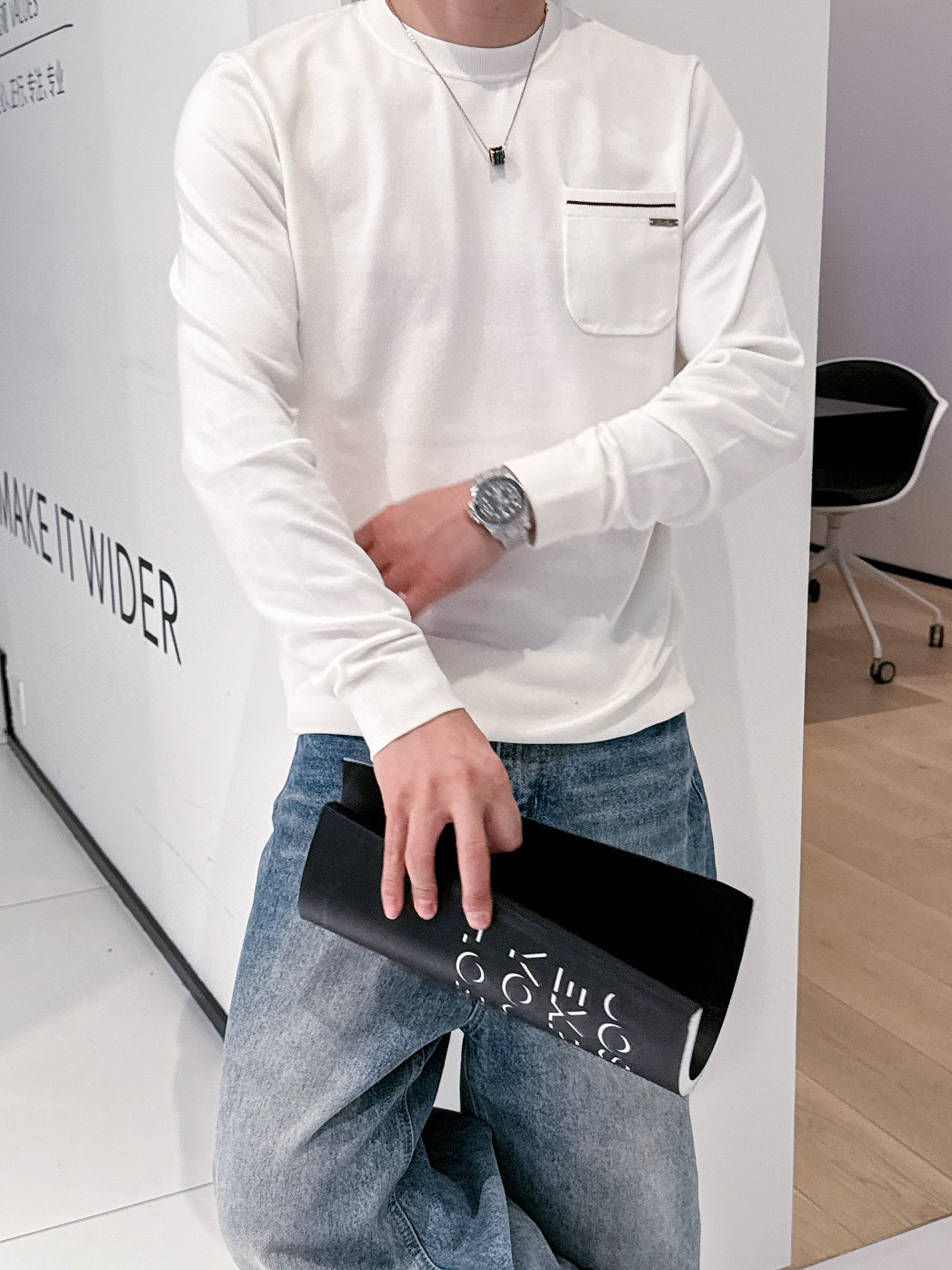 NO:516063,LP new round-neck knitted sweater, the latest cabinet style. Guest-supplied Meinu wool cashmere blended fabric. The knitted technique makes the density extremely delicate, creating a solid, delicate and soft fabric with a solid, delicate and soft texture. The texture is greatly comparable to noble cashmere and a classic and versatile model. Classic brand elements, extremely recognizable; round-neck design is suitable for all kinds of outfits. [Color] Murray white [Code] M-3XL complete three standards, loro piano, sweaters, alexander wang19860909LP 新款圆领针织毛衣,柜子最新款.客供美丽奴羊毛羊绒混纺面料,针织的手法工艺让密度极其细致,铸就了手感扎实细腻柔软的织物,质感已极大程度上堪比高贵羊绒,经典百搭款.经典品牌元素,辨识度极高；圆领设计,适合各种穿搭.【颜色】枣红色 白色【码数】M-3XL 三标齐全,,loro piana,sweaters,alexander wang,Men's clothing