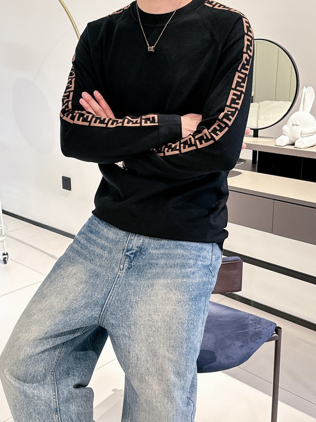 NO:516068,FENDI 5 new round-neck knitted sweater, the latest cabinet style. Guest supplies Meinu wool cashmere blended fabric. The knitted technique makes the density extremely delicate and creates a solid, delicate and soft fabric with a solid, delicate and soft texture. The texture is greatly comparable to noble cashmere and a classic and versatile model. Classic brand elements, extremely recognizable; round-neck design is suitable for all kinds of outfits. [Color] Black White [Code] M-3XL,,fendi, sweaters, alexander wang19860909FENDI 5新款圆领针织毛衣,柜子最新款.客供美丽奴羊毛羊绒混纺面料,针织的手法工艺让密度极其细致,铸就了手感扎实细腻柔软的织物,质感已极大程度上堪比高贵羊绒,经典百搭款.经典品牌元素,辨识度极高；圆领设计,适合各种穿搭.【颜色】黑色 白色【码数】M-3XL,,fendi,sweaters,alexander wang,Men's clothing