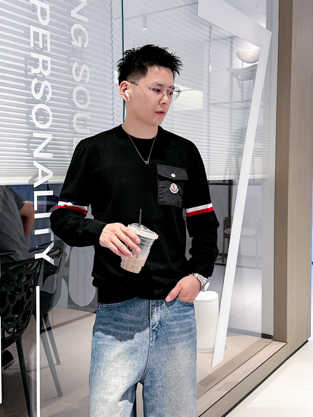 NO:516071,MONCLER 2025 new round-neck knitted sweater, the latest cabinet style. Guest supplies Meinu wool cashmere blended fabric. The knitted technique makes the density extremely delicate and creates a solid, delicate and soft fabric with a solid, delicate and soft texture. The texture is greatly comparable to noble cashmere and a classic and versatile model. Classic brand elements, extremely recognizable; round-neck design is suitable for all kinds of outfits. [Color] Black White [Code] M-3XL,, sweaters, alexander wang19860909MONCLER 2025新款圆领针织毛衣,柜子最新款.客供美丽奴羊毛羊绒混纺面料,针织的手法工艺让密度极其细致,铸就了手感扎实细腻柔软的织物,质感已极大程度上堪比高贵羊绒,经典百搭款.经典品牌元素,辨识度极高；圆领设计,适合各种穿搭.【颜色】黑色 白色【码数】M-3XL,,sweaters,alexander wang,Men's clothing