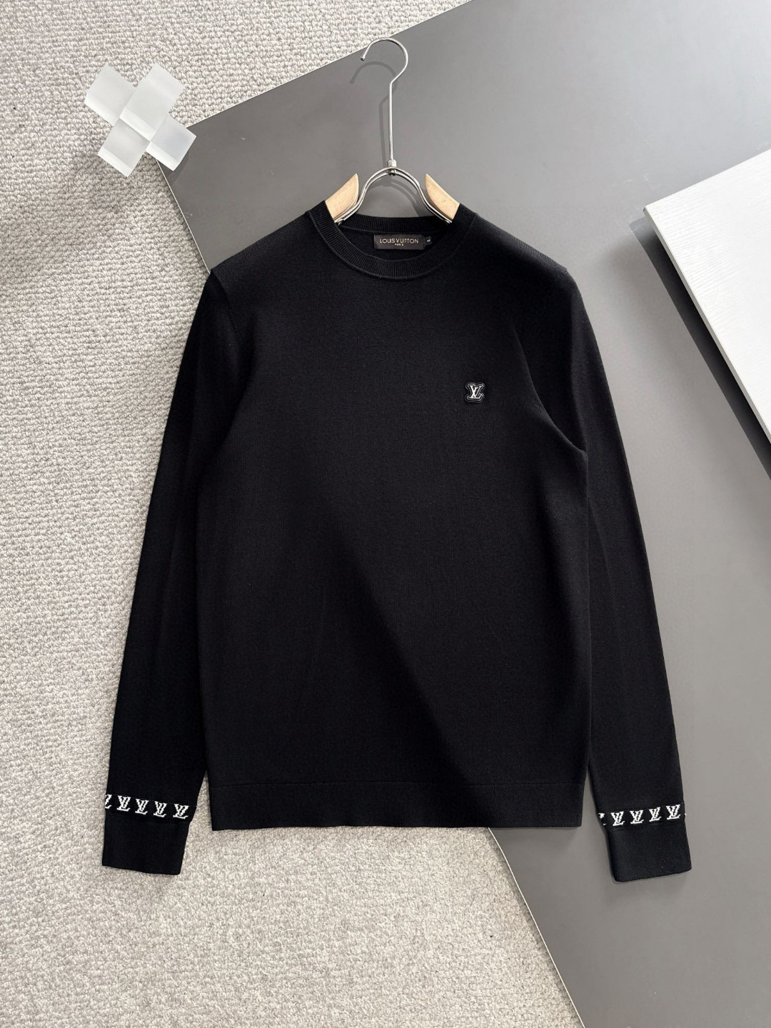 NO:622733,LV 2025 new round neck knitted sweater, the latest model in the cabinet. The merino wool and cashmere blended fabric is supplied by customers. The knitting technique makes the density extremely fine, creating a solid, delicate and soft fabric. The texture is comparable to noble cashmere to a large extent. It is a classic and versatile style. Classic brand elements are highly recognizable; round neck design, suitable for all kinds of wear. [Color] Black White [Number] M-3XL Three labels are complete, Louis  vuitton,sweaters,alexander wang19860909LV 2025新款圆领针织毛衣,柜子最新款.客供美丽奴羊毛羊绒混纺面料,针织的手法工艺让密度极其细致,铸就了手感扎实细腻柔软的织物,质感已极大程度上堪比高贵羊绒,经典百搭款.经典品牌元素,辨识度极高；圆领设计,适合各种穿搭.【颜色】黑色 白色【码数】M-3XL 三标齐全,,louis vuitton,sweaters,alexander wang,Men's clothing