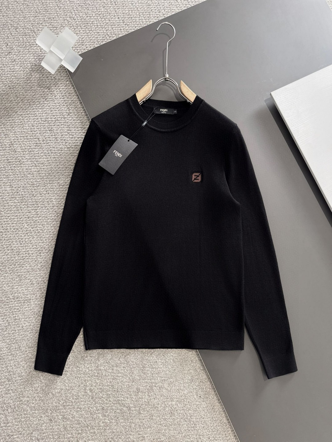 NO:622770,FENDI 2025 new round neck knitted sweater, the latest model in the cabinet. Customer-supplied merino wool and cashmere blended fabric. The knitting technique makes the density extremely fine, creating a solid, delicate and soft fabric. The texture is comparable to noble cashmere, a classic and versatile style. Classic brand elements, highly recognizable; round neck design, suitable for various outfits. [Color] Black White [Number of Sizes] M-3XL  Three standard complete,,fendi,sweaters,alexander wang19860909FENDI 2025新款圆领针织毛衣,柜子最新款.客供美丽奴羊毛羊绒混纺面料,针织的手法工艺让密度极其细致,铸就了手感扎实细腻柔软的织物,质感已极大程度上堪比高贵羊绒,经典百搭款.经典品牌元素,辨识度极高；圆领设计,适合各种穿搭.【颜色】黑色 白色【码数】M-3XL 三标齐全,,fendi,sweaters,alexander wang,Men's clothing