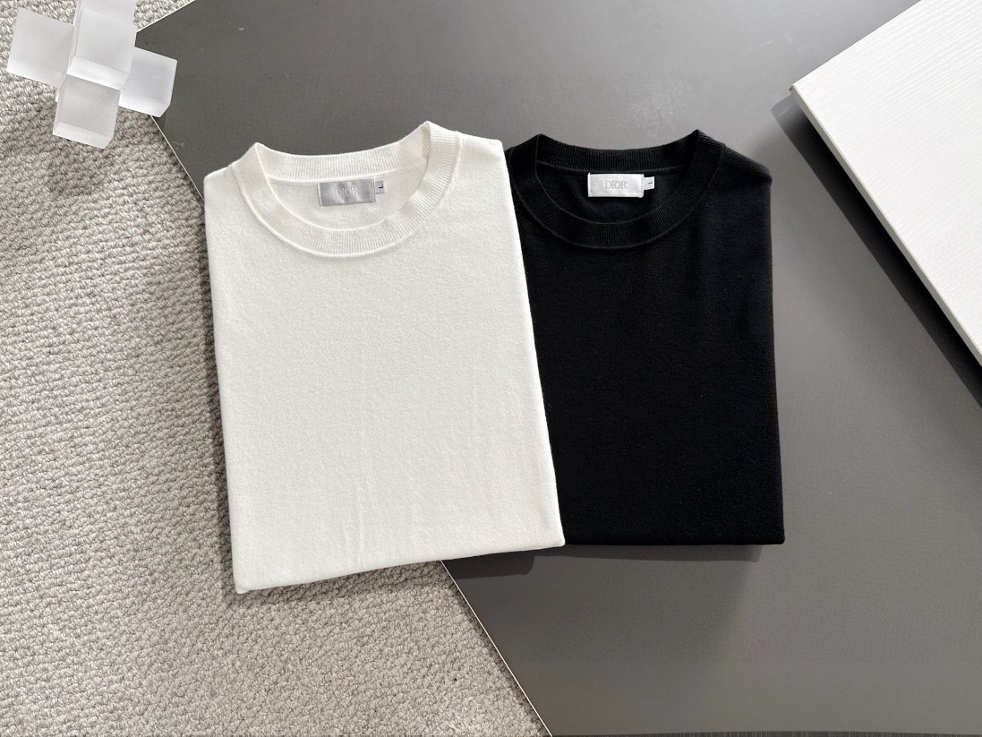 NO:622738,DIOR's new round neck knitted sweater, the latest model in the cabinet. The merino wool and cashmere blended fabric is supplied to customers. The knitting technique makes the density extremely fine, creating a solid, delicate and soft fabric. The texture is comparable to noble cashmere to a great extent. It is a classic and versatile style. Classic brand elements, highly recognizable; round neck design, suitable for various outfits. [Color] Black White [Size] M-3XL  Complete three standards, dior, sweaters, alexander wang19860909DIOR 新款圆领针织毛衣,柜子最新款.客供美丽奴羊毛羊绒混纺面料,针织的手法工艺让密度极其细致,铸就了手感扎实细腻柔软的织物,质感已极大程度上堪比高贵羊绒,经典百搭款.经典品牌元素,辨识度极高；圆领设计,适合各种穿搭.【颜色】黑色 白色【码数】M-3XL 三标齐全,,dior,sweaters,alexander wang,Men's clothing