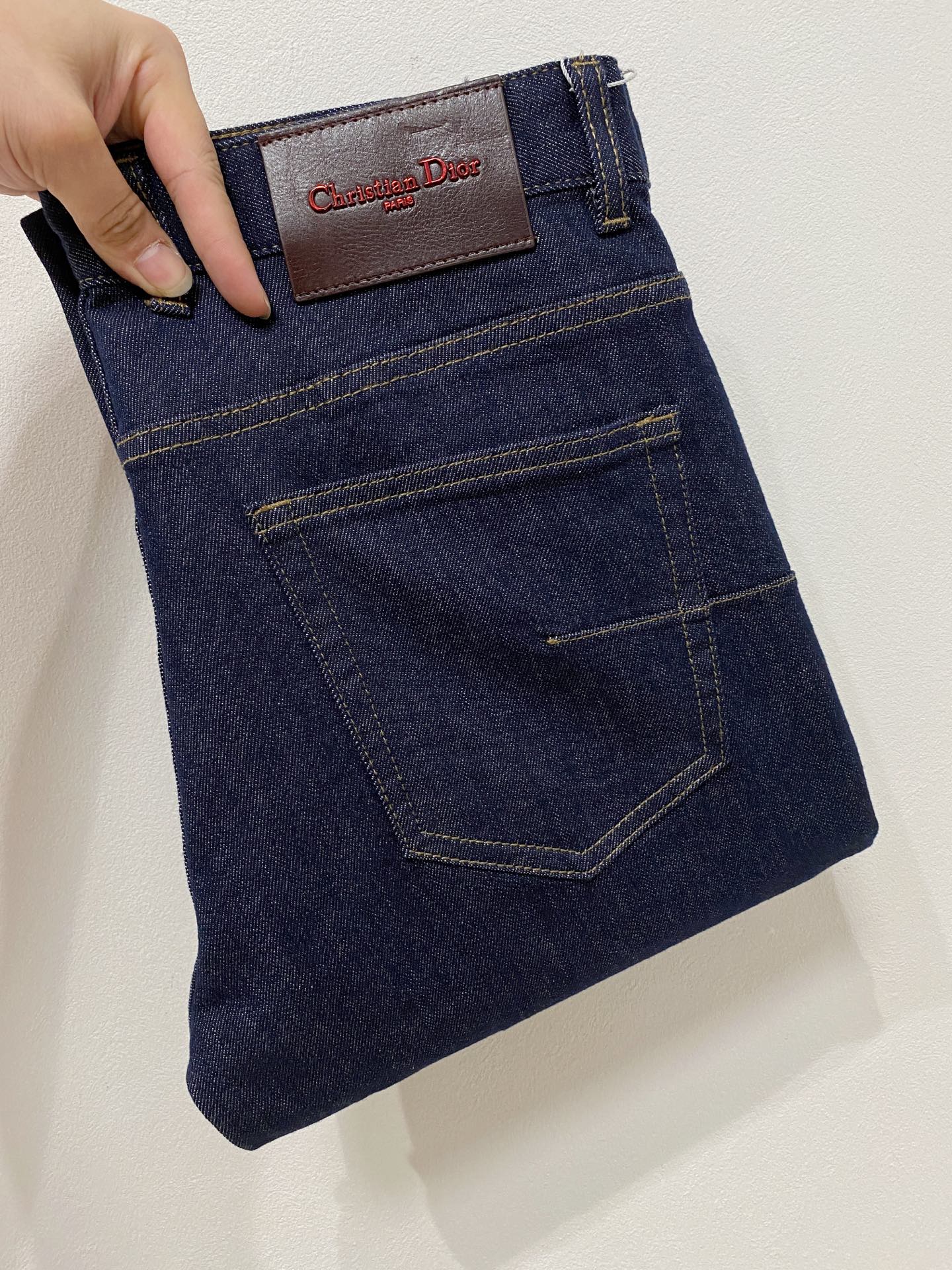 NO:596430,DIOR original jeans 2025 new products, original jeans are made by heavy industry, the brand's classic LOGO design, complete with three standards!  Original hardware accessories. Customized denim fabrics at the counter, completely matched to the counter. You are welcome to try it on at the counter before buying. Don’t be afraid of comparing good products. Size 30-38 (no 35.37), dior, jeans, alexander wang19860909DIOR 原单牛仔裤 2025新品,原版牛仔裤 原版重工打造,品牌经典LOGO设计,三标齐全！原版五金辅料.专柜定制牛仔面料,完全对版专柜,欢迎专柜试穿后再购买,好货不怕比.码数30-38(无35.37),,dior,jeans,alexander wang,Men's clothing