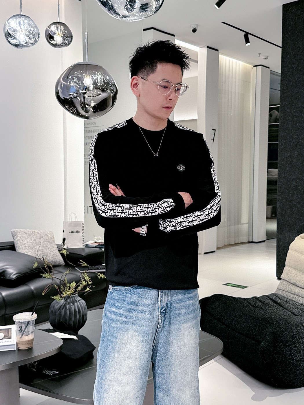 NO:613262,DIOR 2025 new round neck knitted sweater, the latest model in the cabinet. Customer-supplied merino wool and cashmere blended fabric. The knitting technique makes the density extremely fine, creating a solid, delicate and soft fabric. The texture is comparable to noble cashmere, a classic and versatile style. Classic brand elements, highly recognizable; round neck design, suitable for various outfits. [Color] Black  White [size] M-3XL, dior, sweaters, alexander wang19860909DIOR 2025新款圆领针织毛衣,柜子最新款.客供美丽奴羊毛羊绒混纺面料,针织的手法工艺让密度极其细致,铸就了手感扎实细腻柔软的织物,质感已极大程度上堪比高贵羊绒,经典百搭款.经典品牌元素,辨识度极高；圆领设计,适合各种穿搭.【颜色】黑色 白色【码数】M-3XL,,dior,sweaters,alexander wang,Men's clothing