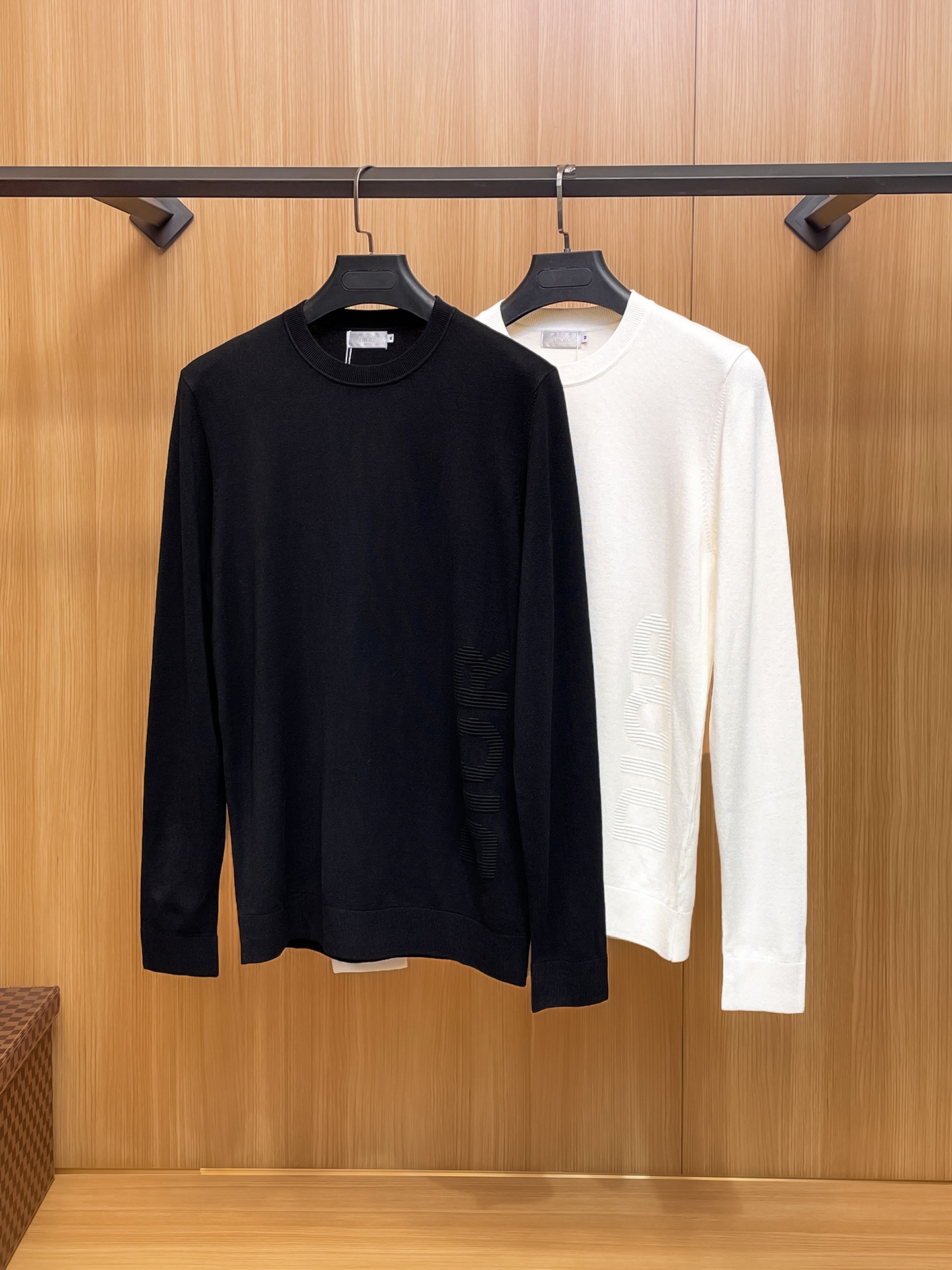 NO:596534,DIOR 2025 new round neck knitted sweater, the latest model in the cabinet. The merino wool and cashmere blended fabric is supplied by customers. The knitting technique makes the density extremely fine, creating a solid, delicate and soft fabric. The texture is comparable to noble cashmere, a classic and versatile style. Classic brand elements, highly recognizable; round neck design, suitable for various outfits. [Color] Black White [Size Number] M-3XL  Complete three standards, dior, sweaters, alexander wang19860909DIOR 2025新款圆领针织毛衣,柜子最新款.客供美丽奴羊毛羊绒混纺面料,针织的手法工艺让密度极其细致,铸就了手感扎实细腻柔软的织物,质感已极大程度上堪比高贵羊绒,经典百搭款.经典品牌元素,辨识度极高；圆领设计,适合各种穿搭.【颜色】黑色 白色【码数】M-3XL 三标齐全,,dior,sweaters,alexander wang,Men's clothing