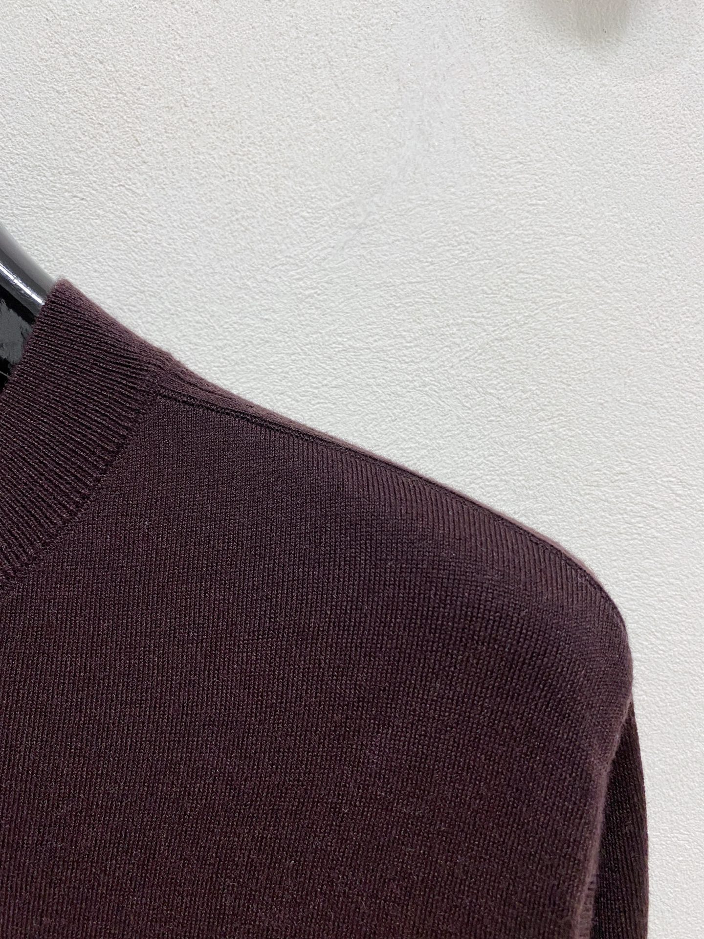 Dior🇫🇷2025新款男士经典针织毛衣系列 进口针织面料呈现。轻盈柔软的面料经过成衣染色，营造出优雅纹