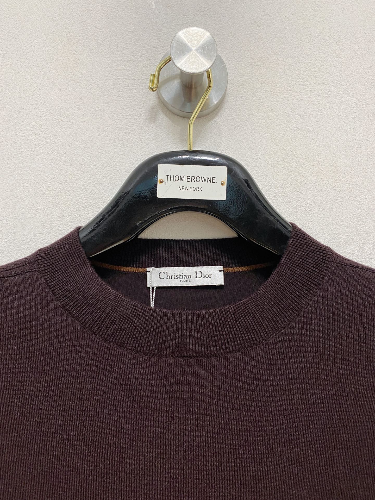 Dior🇫🇷2025新款男士经典针织毛衣系列 进口针织面料呈现。轻盈柔软的面料经过成衣染色，营造出优雅纹