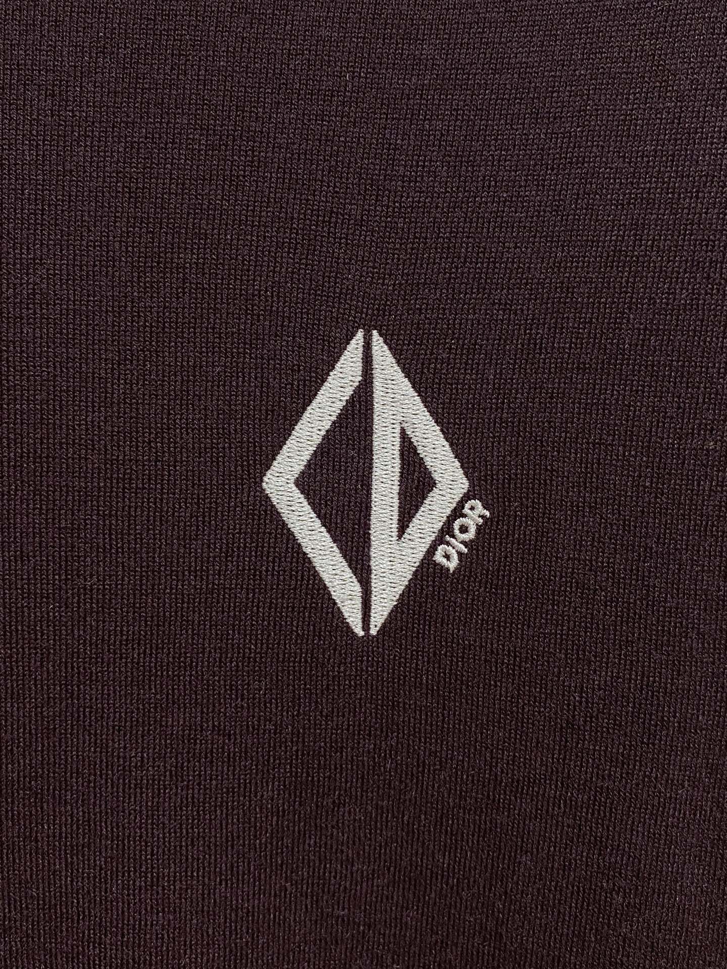 Dior🇫🇷2025新款男士经典针织毛衣系列 进口针织面料呈现。轻盈柔软的面料经过成衣染色，营造出优雅纹