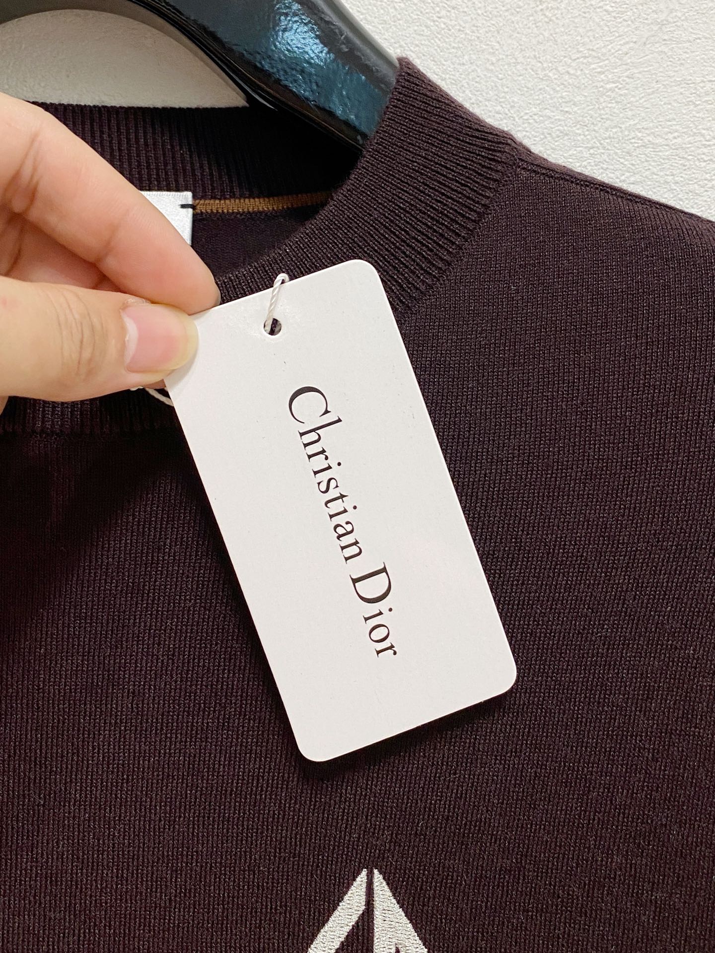 Dior🇫🇷2025新款男士经典针织毛衣系列 进口针织面料呈现。轻盈柔软的面料经过成衣染色，营造出优雅纹