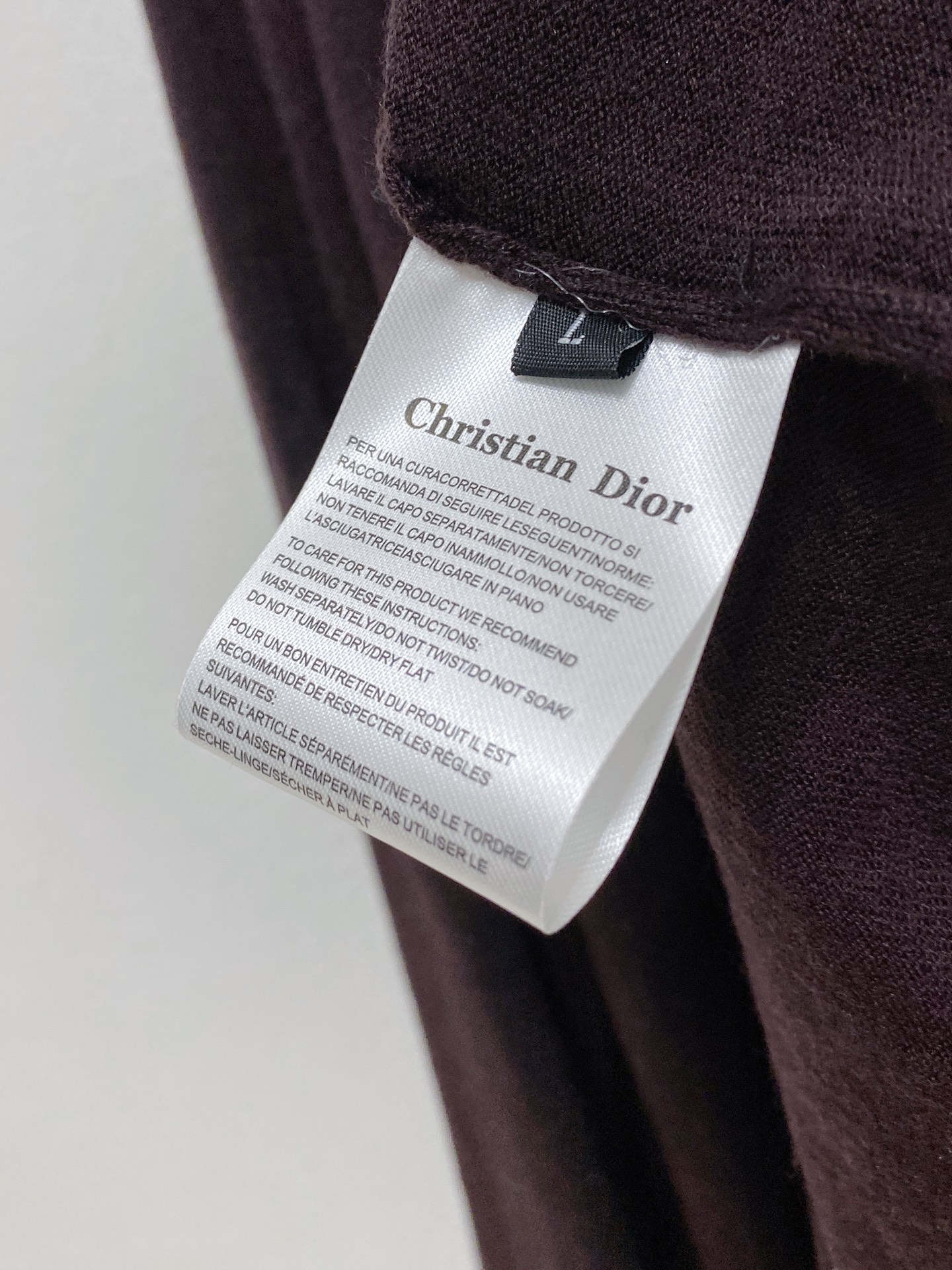 Dior🇫🇷2025新款男士经典针织毛衣系列 进口针织面料呈现。轻盈柔软的面料经过成衣染色，营造出优雅纹