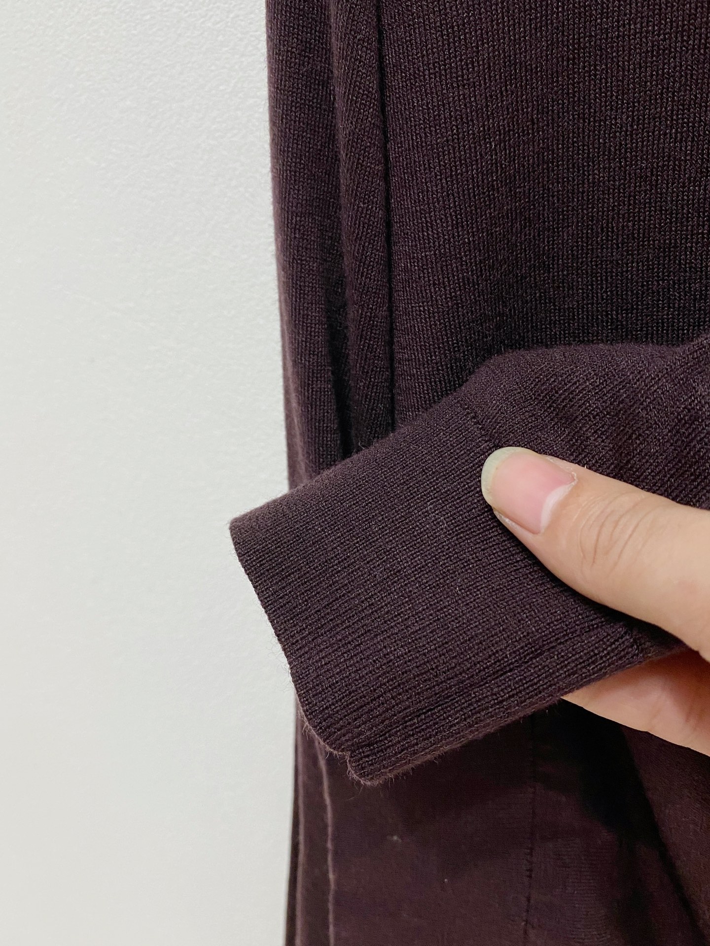 Dior🇫🇷2025新款男士经典针织毛衣系列 进口针织面料呈现。轻盈柔软的面料经过成衣染色，营造出优雅纹