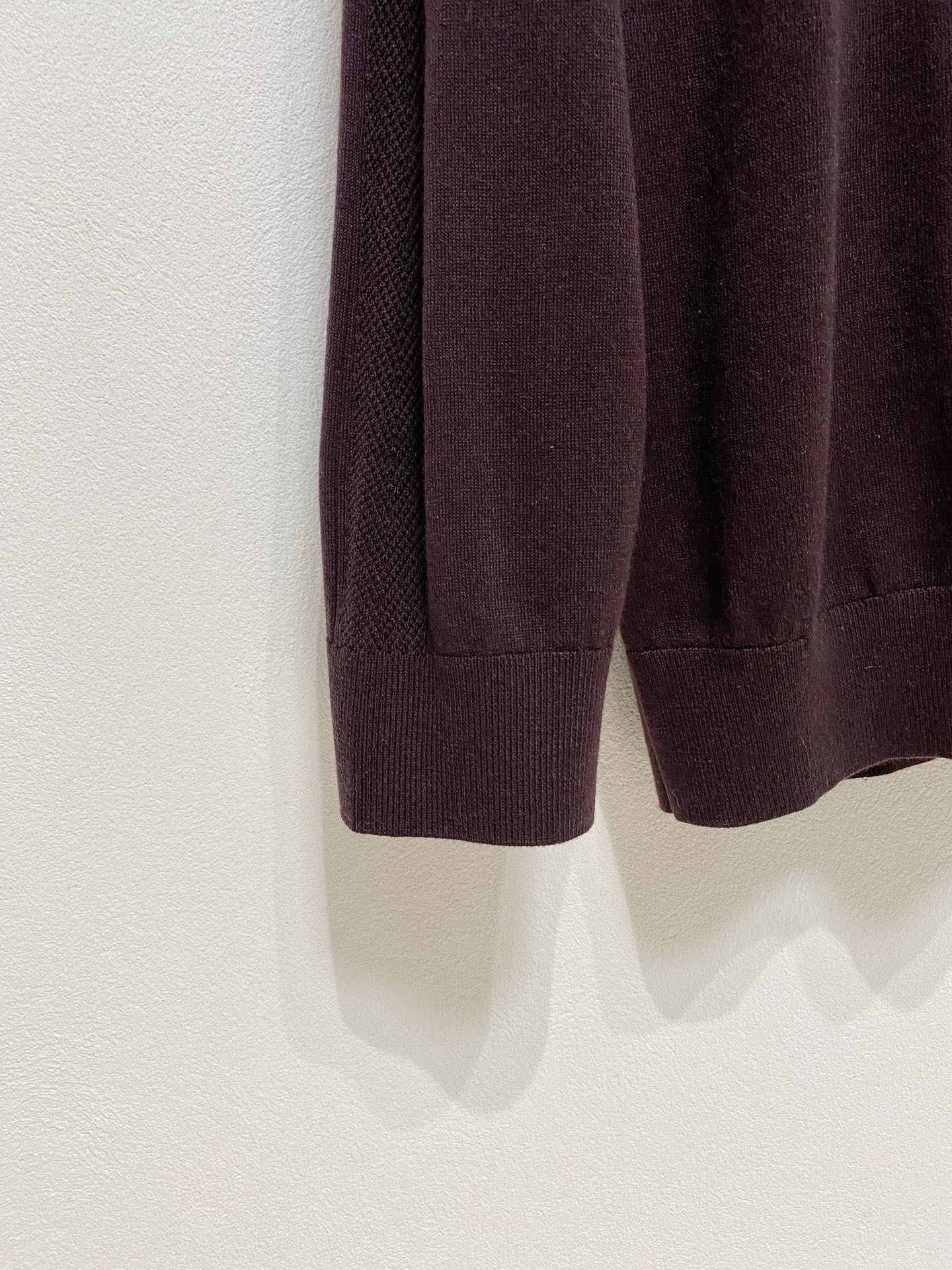 Dior🇫🇷2025新款男士经典针织毛衣系列 进口针织面料呈现。轻盈柔软的面料经过成衣染色，营造出优雅纹