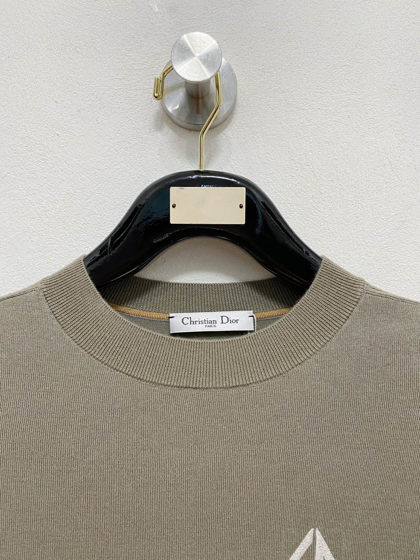 Dior🇫🇷2025新款男士经典针织毛衣系列 进口针织面料呈现。轻盈柔软的面料经过成衣染色，营造出优雅纹