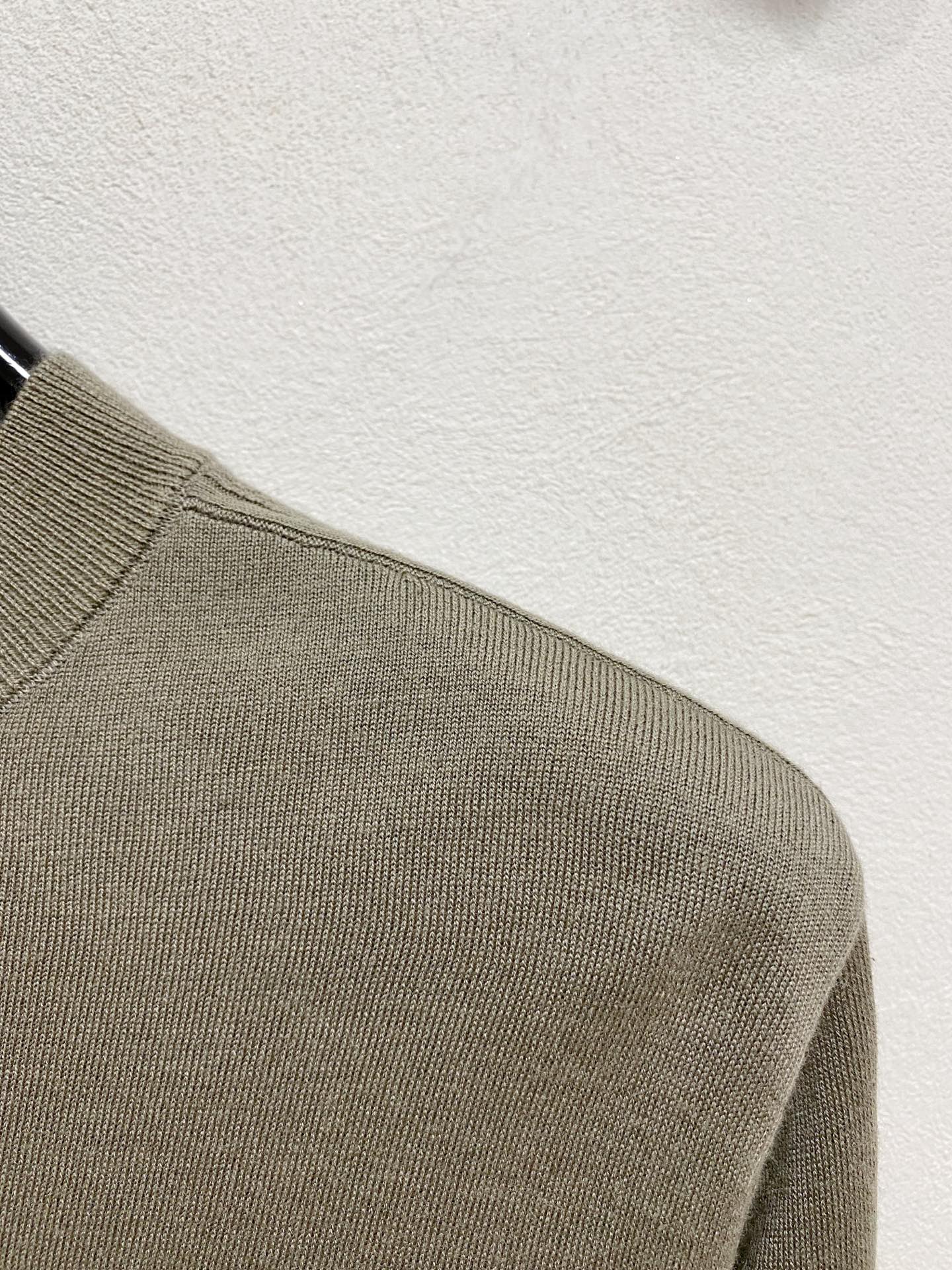 Dior🇫🇷2025新款男士经典针织毛衣系列 进口针织面料呈现。轻盈柔软的面料经过成衣染色，营造出优雅纹