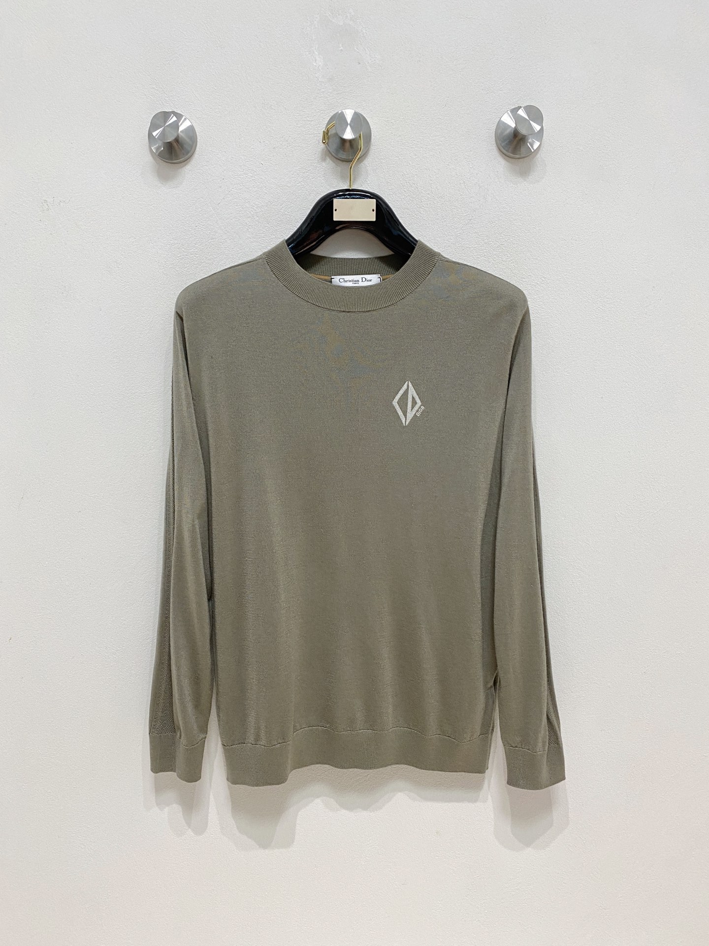 Dior🇫🇷2025新款男士经典针织毛衣系列 进口针织面料呈现。轻盈柔软的面料经过成衣染色，营造出优雅纹