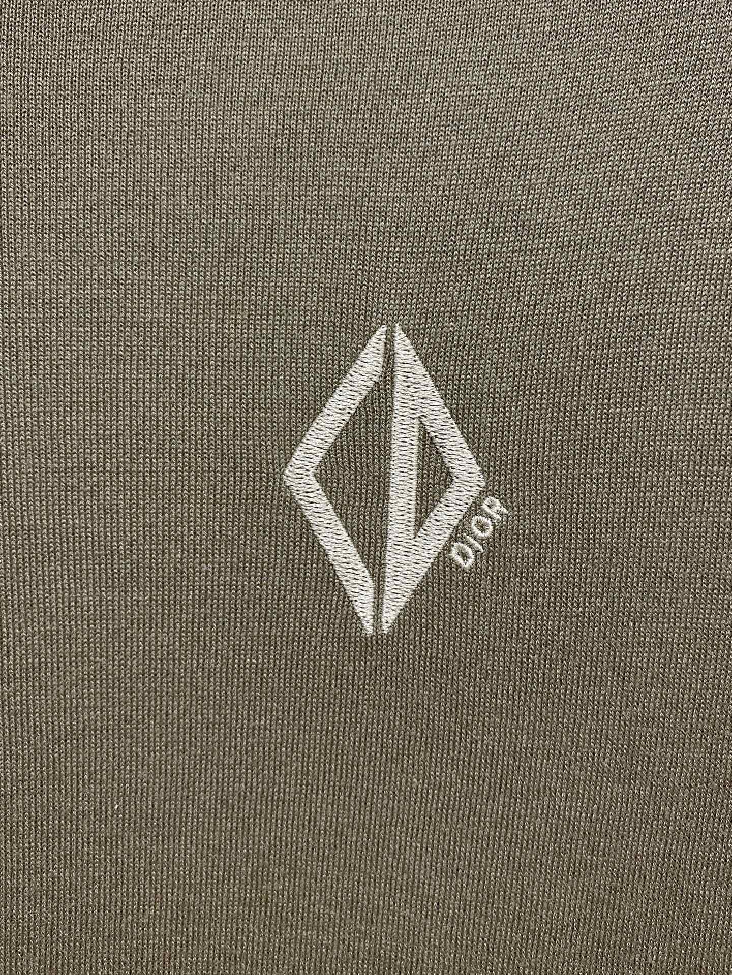 Dior🇫🇷2025新款男士经典针织毛衣系列 进口针织面料呈现。轻盈柔软的面料经过成衣染色，营造出优雅纹