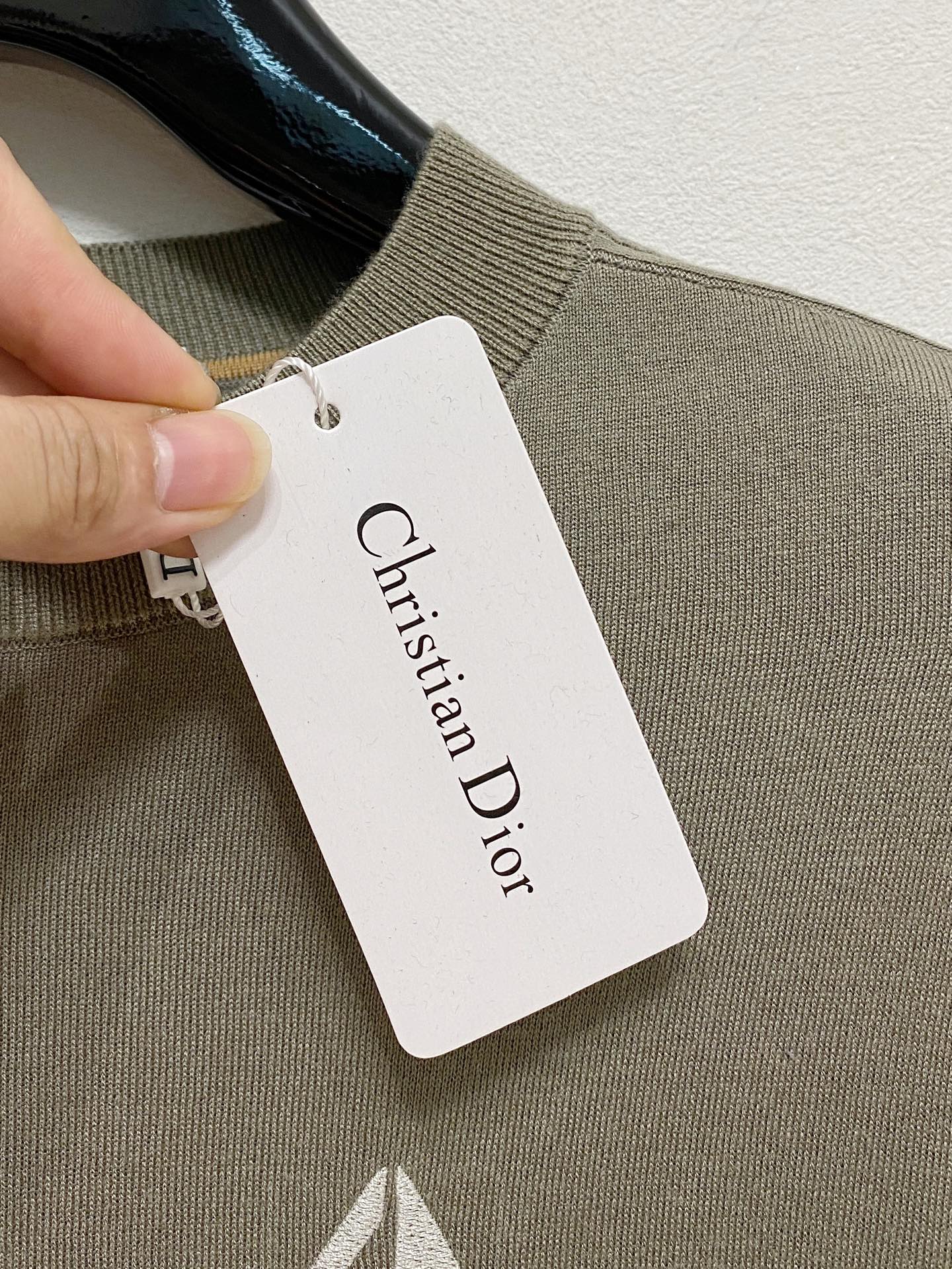 Dior🇫🇷2025新款男士经典针织毛衣系列 进口针织面料呈现。轻盈柔软的面料经过成衣染色，营造出优雅纹