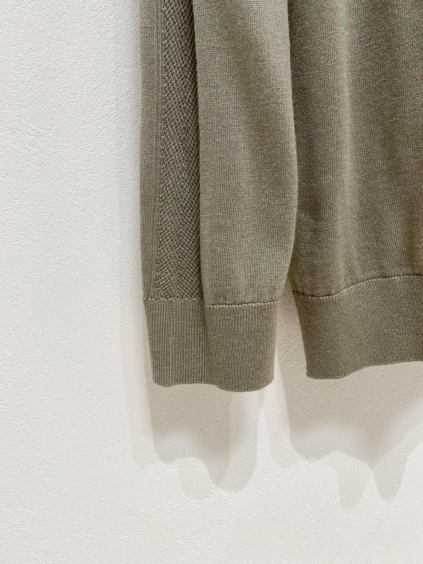 Dior🇫🇷2025新款男士经典针织毛衣系列 进口针织面料呈现。轻盈柔软的面料经过成衣染色，营造出优雅纹