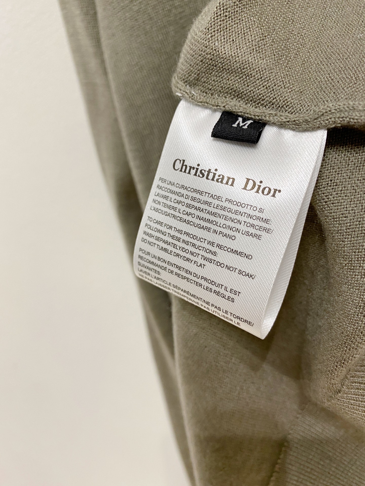 Dior🇫🇷2025新款男士经典针织毛衣系列 进口针织面料呈现。轻盈柔软的面料经过成衣染色，营造出优雅纹