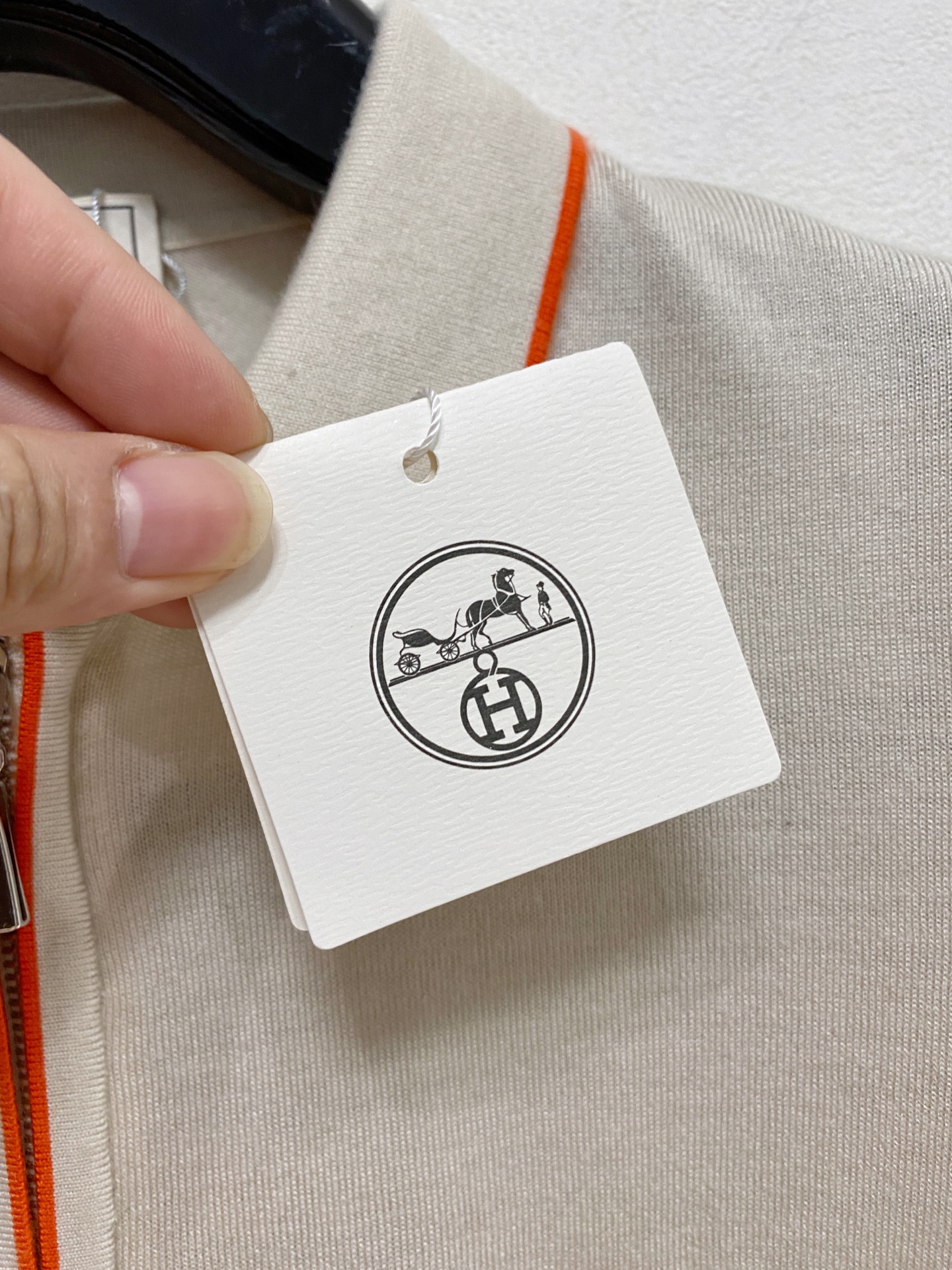 HERMES🇫🇷2025新款男士经典针织Polo衫系列 进口针织面料呈现。轻盈柔软的面料经过成衣染色，营