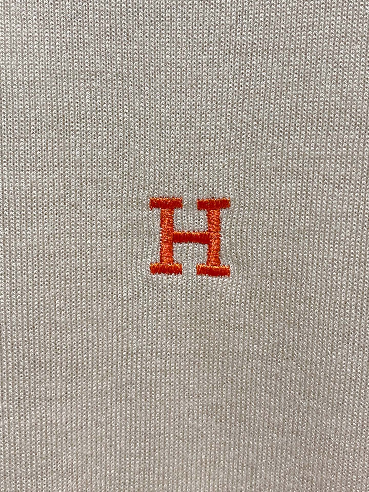 HERMES🇫🇷2025新款男士经典针织Polo衫系列 进口针织面料呈现。轻盈柔软的面料经过成衣染色，营