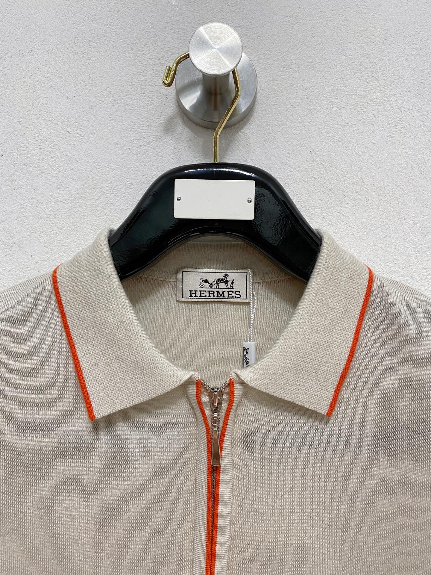 HERMES🇫🇷2025新款男士经典针织Polo衫系列 进口针织面料呈现。轻盈柔软的面料经过成衣染色，营