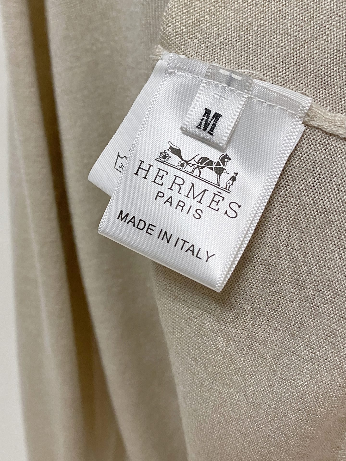 HERMES🇫🇷2025新款男士经典针织Polo衫系列 进口针织面料呈现。轻盈柔软的面料经过成衣染色，营