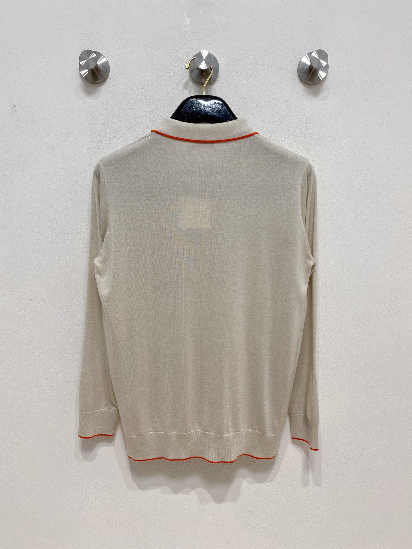 HERMES🇫🇷2025新款男士经典针织Polo衫系列 进口针织面料呈现。轻盈柔软的面料经过成衣染色，营