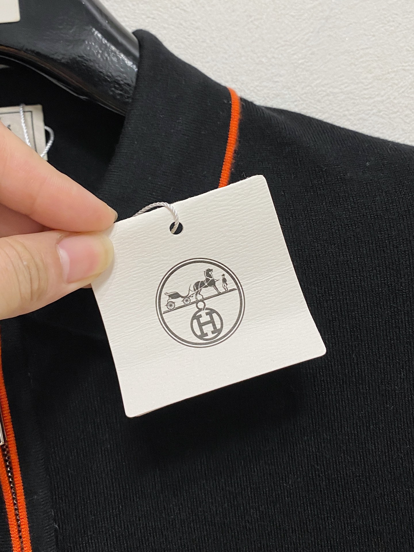 HERMES🇫🇷2025新款男士经典针织Polo衫系列 进口针织面料呈现。轻盈柔软的面料经过成衣染色，营