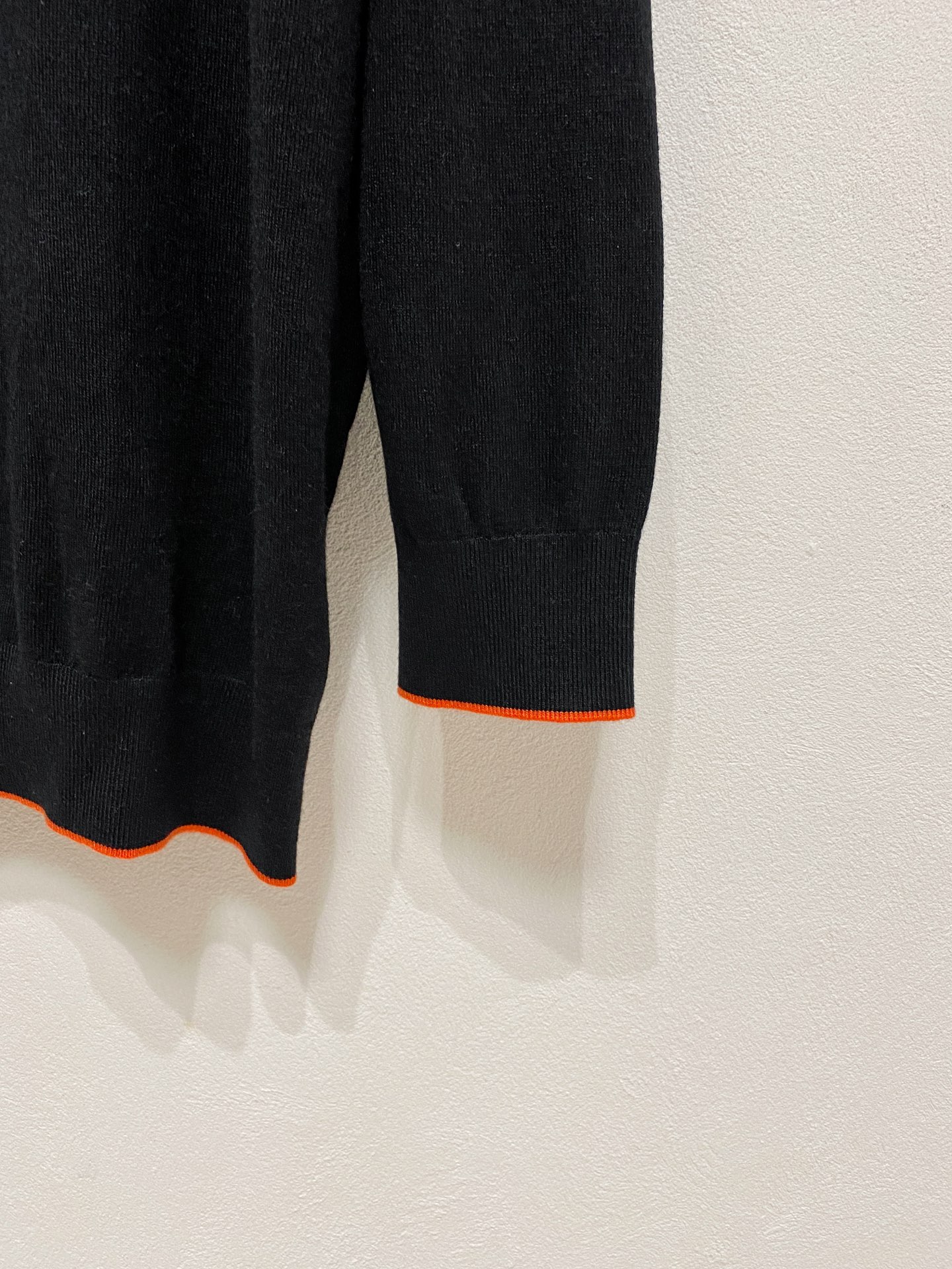 HERMES🇫🇷2025新款男士经典针织Polo衫系列 进口针织面料呈现。轻盈柔软的面料经过成衣染色，营