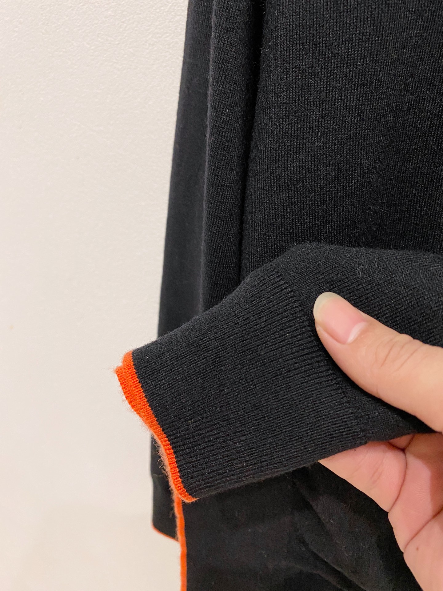 HERMES🇫🇷2025新款男士经典针织Polo衫系列 进口针织面料呈现。轻盈柔软的面料经过成衣染色，营