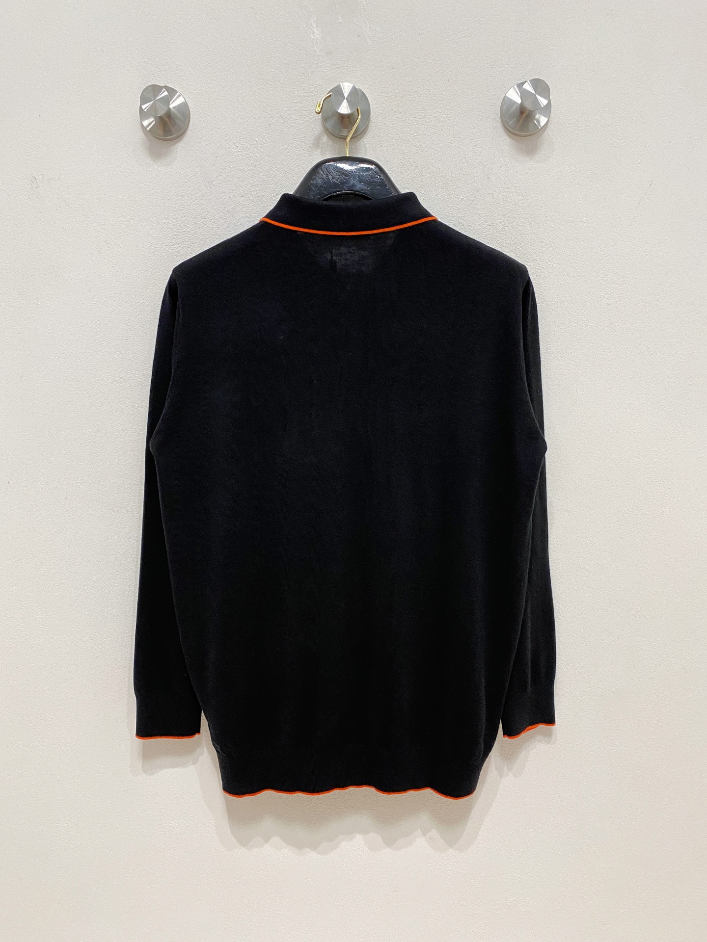 HERMES🇫🇷2025新款男士经典针织Polo衫系列 进口针织面料呈现。轻盈柔软的面料经过成衣染色，营