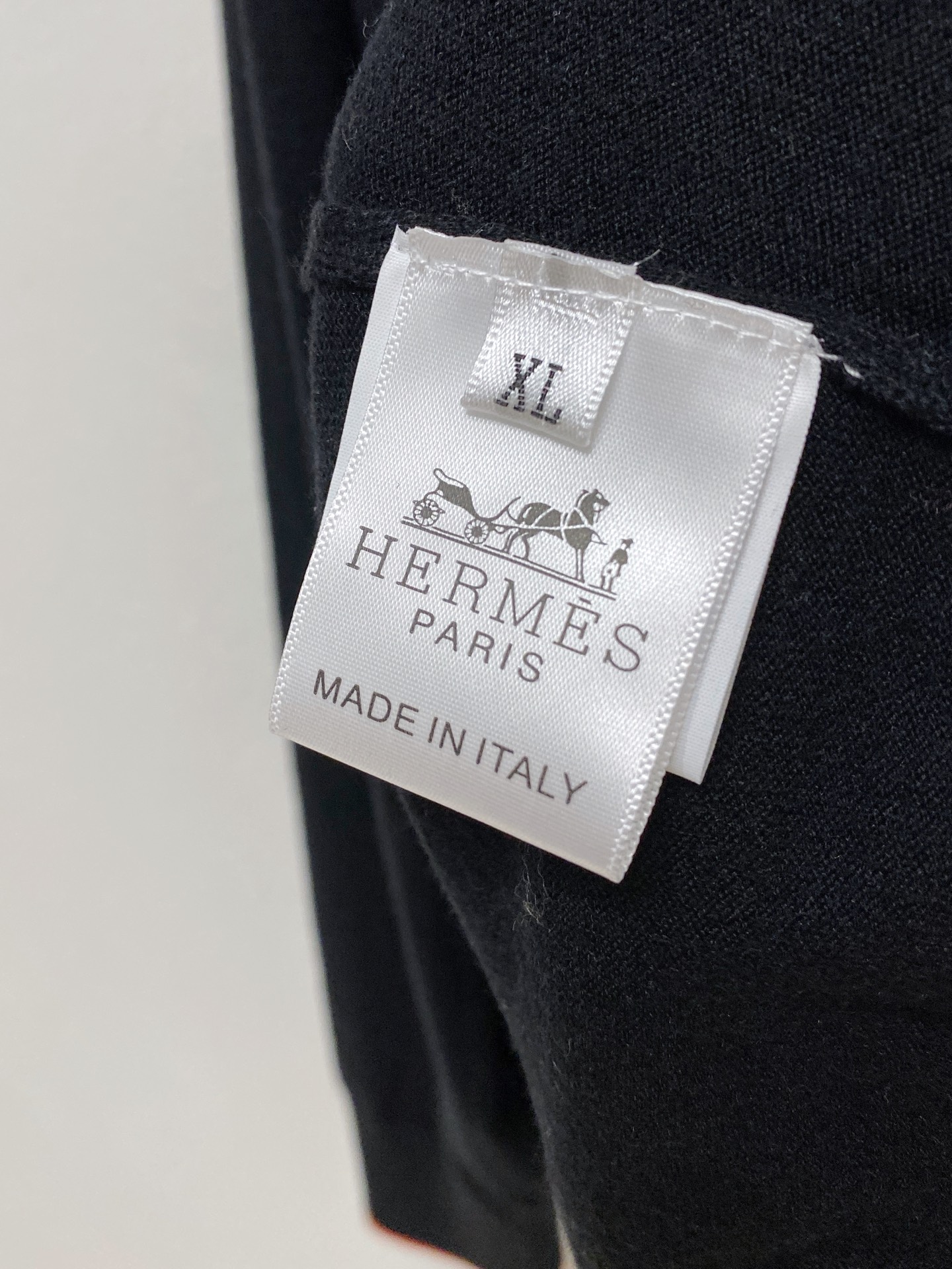 HERMES🇫🇷2025新款男士经典针织Polo衫系列 进口针织面料呈现。轻盈柔软的面料经过成衣染色，营