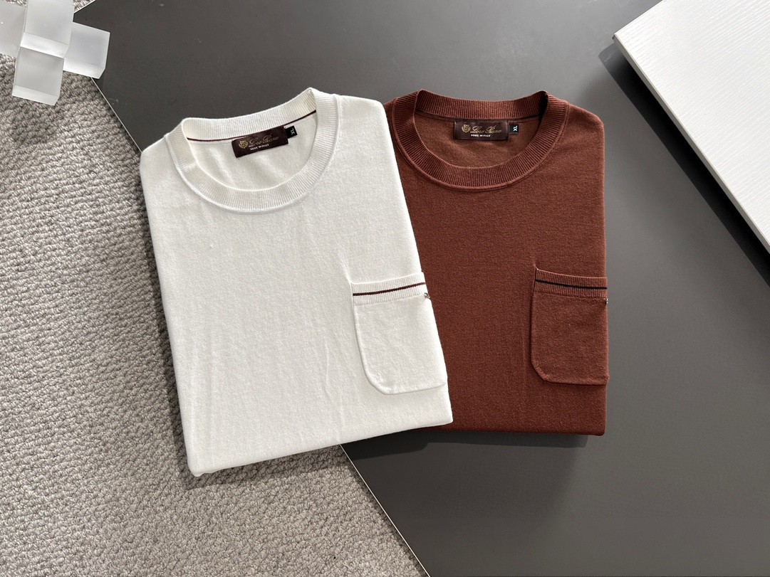 NO:622729,LP 1954 new round neck knitted sweater, the latest model in the cabinet. The merino wool and cashmere blended fabric is supplied by customers. The knitting technique makes the density extremely fine, creating a solid, delicate and soft fabric. The texture is comparable to noble cashmere to a large extent, a classic and versatile style. Classic brand elements are highly recognizable; round neck design, suitable for all kinds of wear. [Color] black white [code number] M-3XL three labels are complete, loro  piana,sweaters,alexander wang19860909LP 1954新款圆领针织毛衣,柜子最新款.客供美丽奴羊毛羊绒混纺面料,针织的手法工艺让密度极其细致,铸就了手感扎实细腻柔软的织物,质感已极大程度上堪比高贵羊绒,经典百搭款.经典品牌元素,辨识度极高；圆领设计,适合各种穿搭.【颜色】黑色 白色【码数】M-3XL 三标齐全,,loro piana,sweaters,alexander wang,Men's clothing