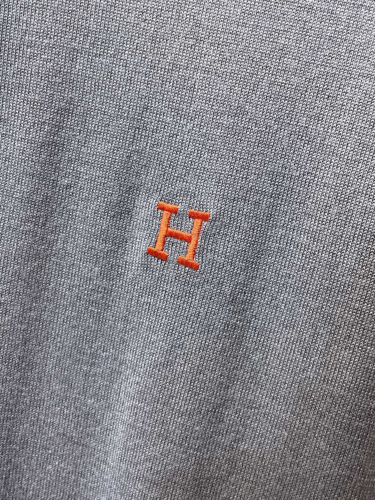 HERMES🇫🇷2025新款男士经典翻领针织Polo毛衣系列 进口针织面料呈现。轻盈柔软的面料经过成衣染