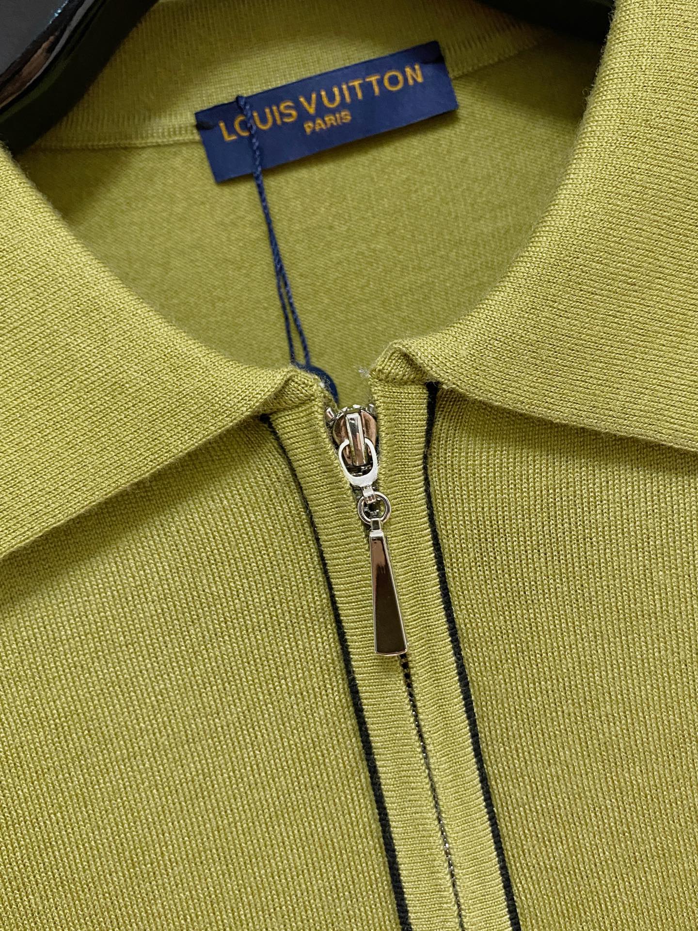 LV 🇫🇷2025新款男士经典针织Polo衫系列 进口针织面料呈现。轻盈柔软的面料经过成衣染色，营造出优