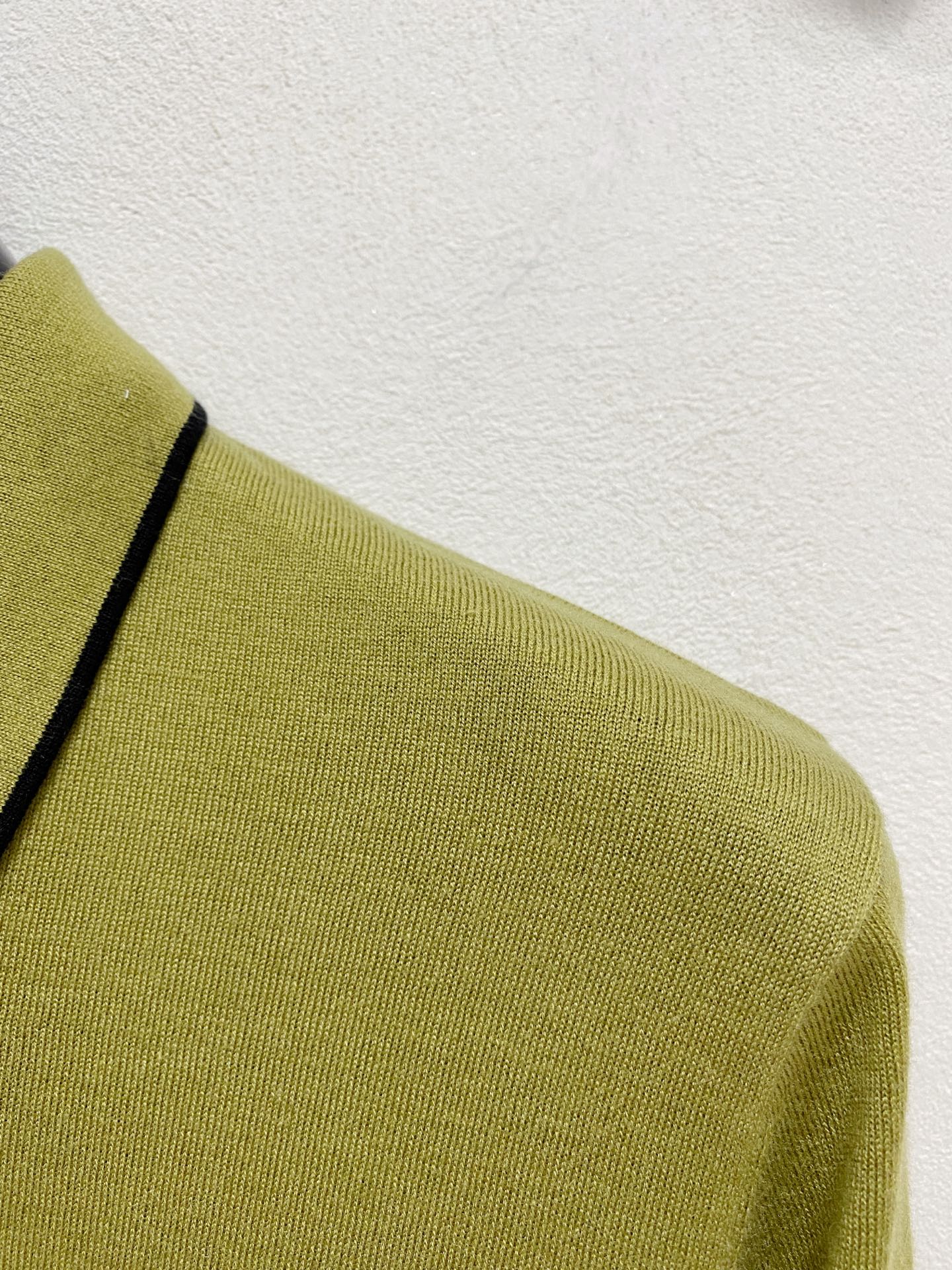 LV 🇫🇷2025新款男士经典针织Polo衫系列 进口针织面料呈现。轻盈柔软的面料经过成衣染色，营造出优