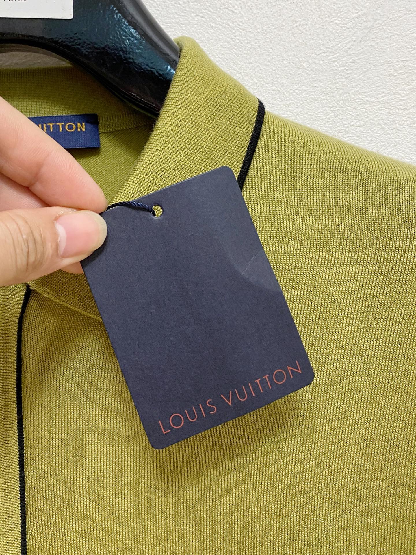 LV 🇫🇷2025新款男士经典针织Polo衫系列 进口针织面料呈现。轻盈柔软的面料经过成衣染色，营造出优